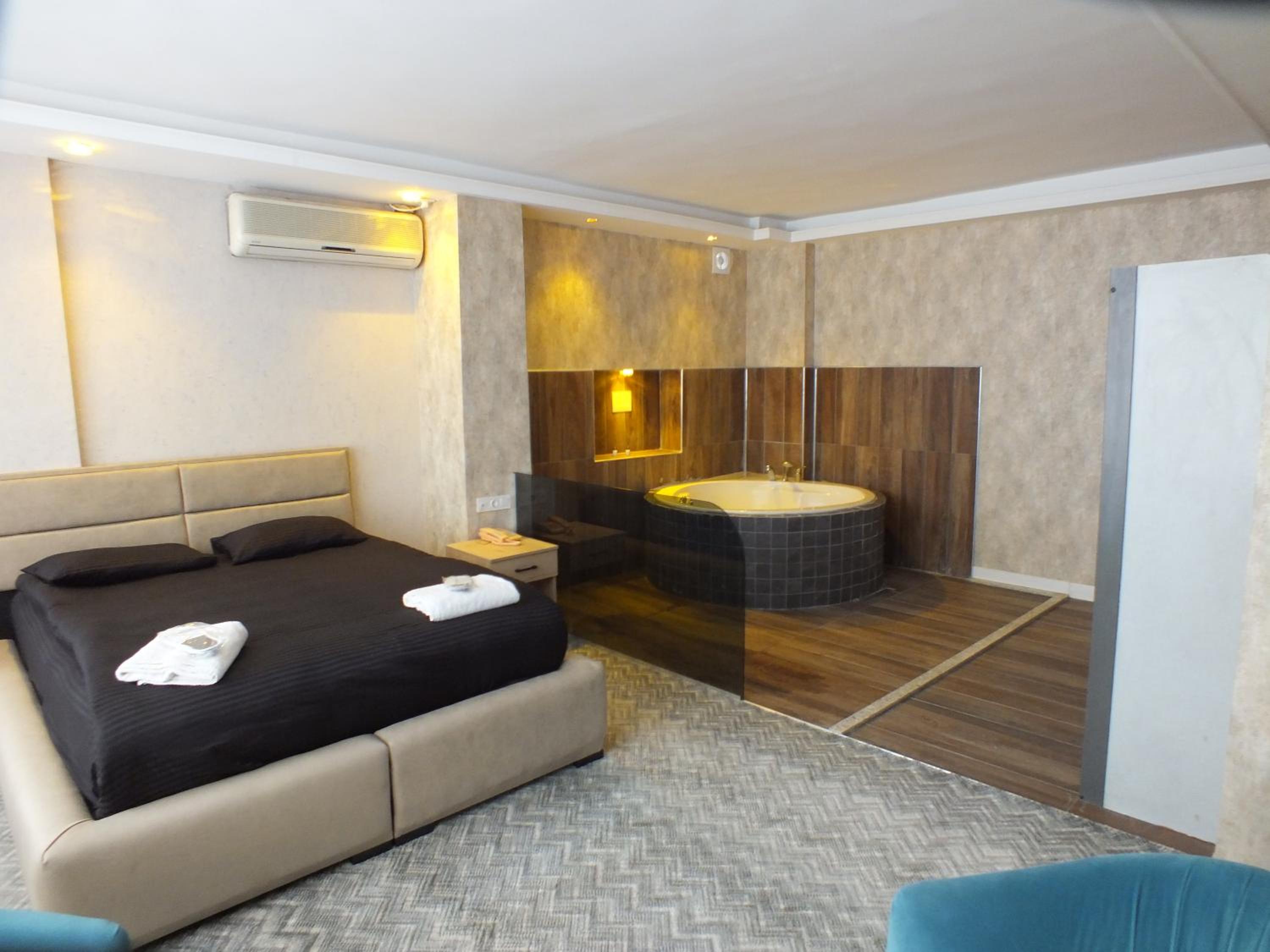 Large Double Room - Photo 9