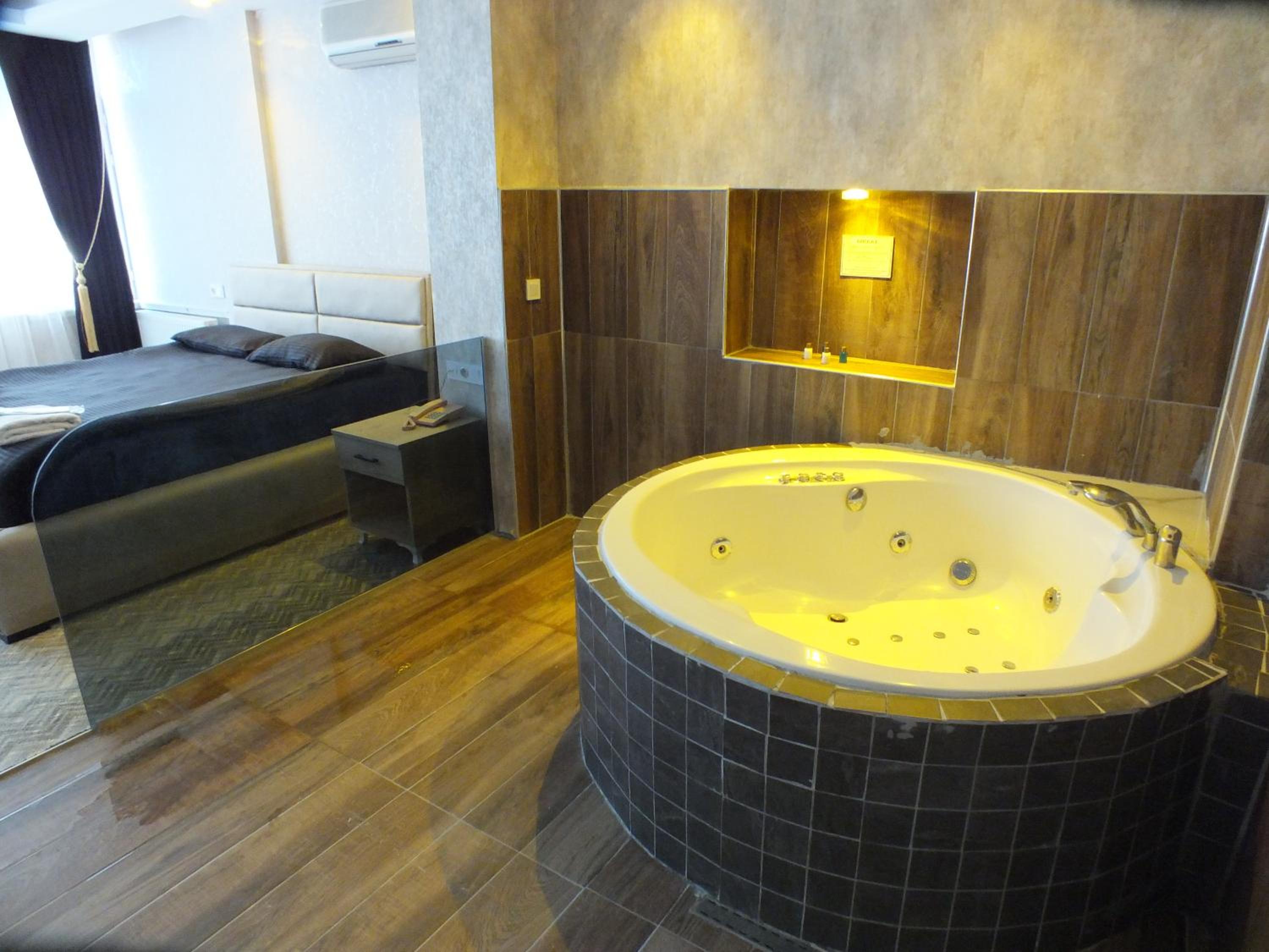 Large Double Room - Photo 3