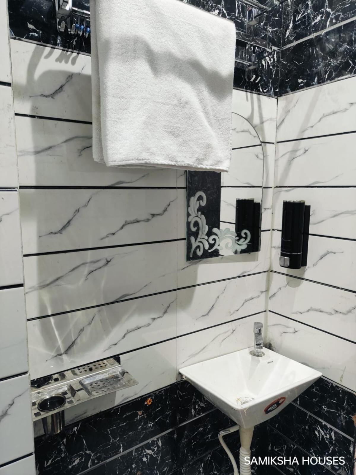 Double Room with Private Bathroom photo 3