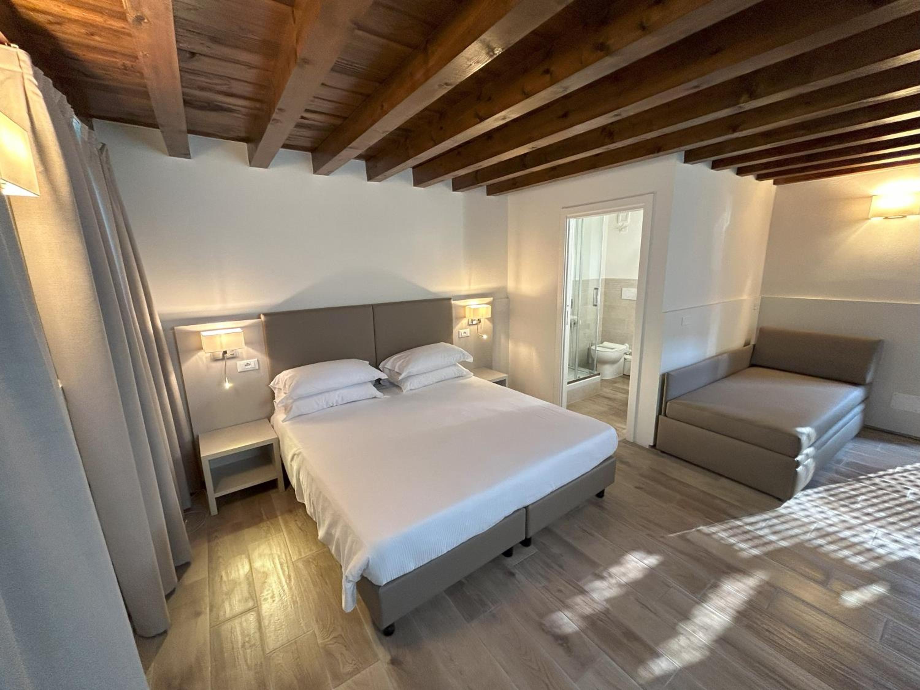 Large Double or Twin Room photo 3