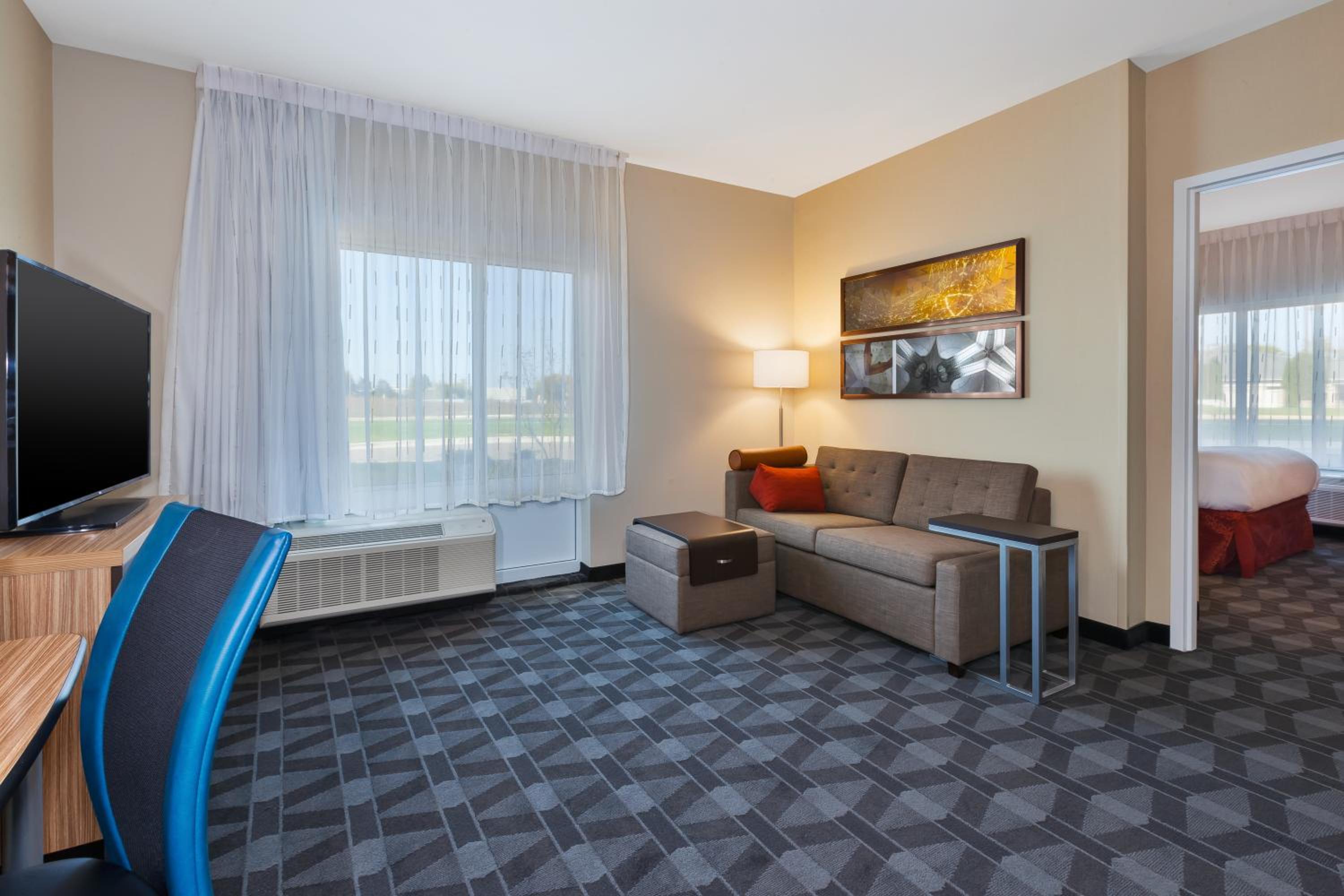 1 Bedroom Suite, 1 Queen, Sofa bed - Photo 1