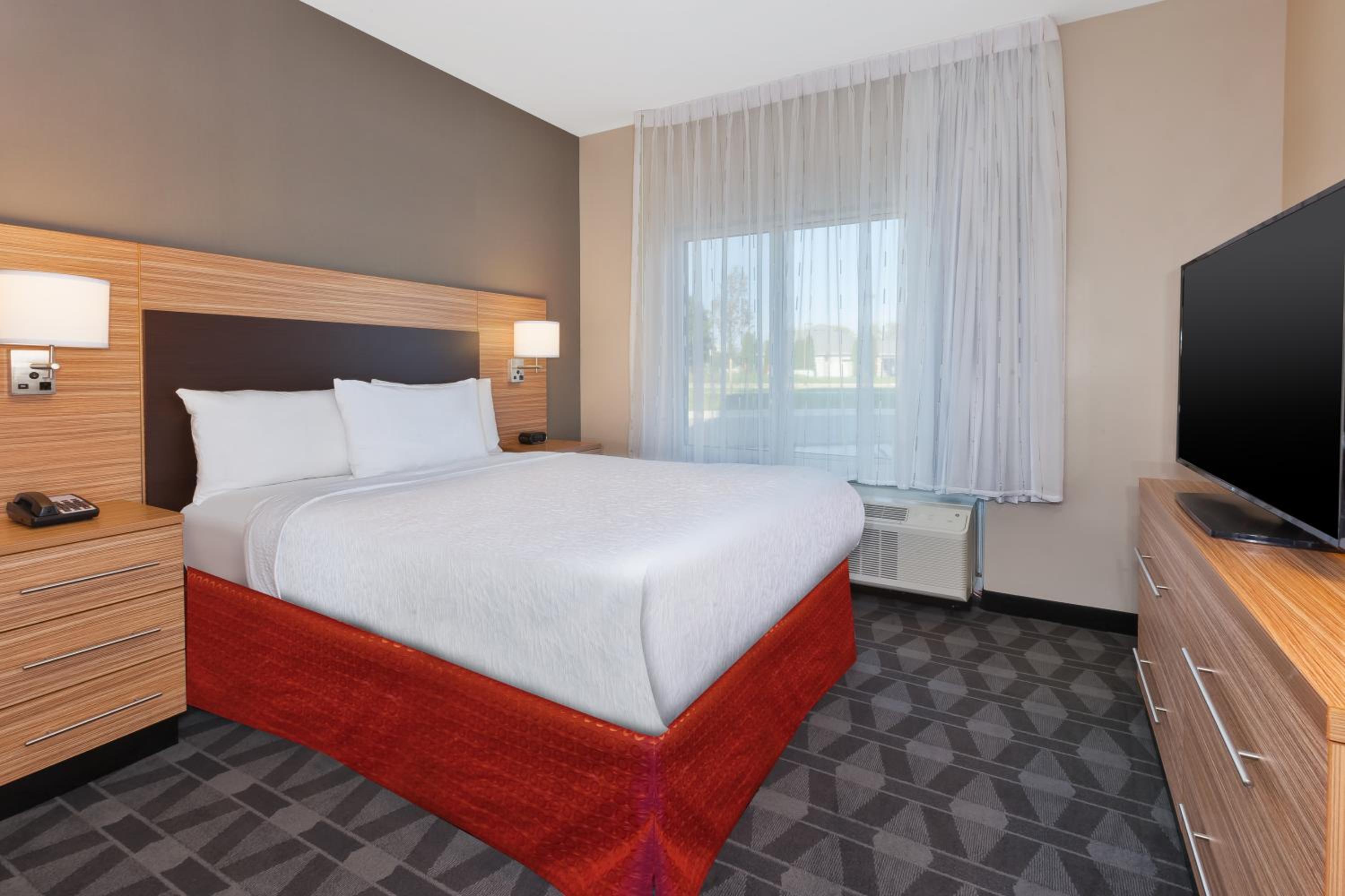 1 Bedroom Suite, 1 Queen, Sofa bed - Photo 2