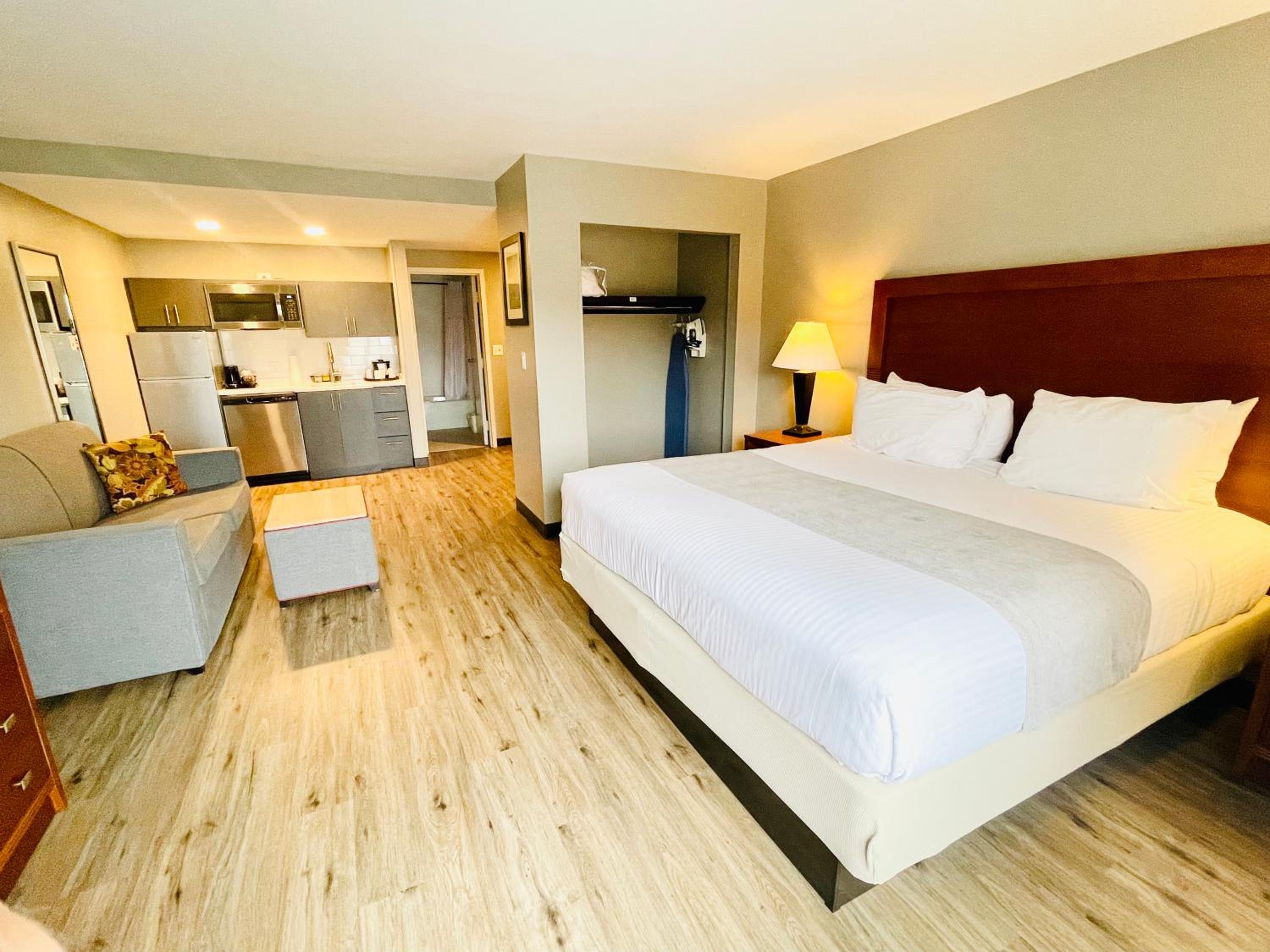 Superior King Room with Sofa Bed and Kitchenette - Non-Smoking - Photo 1