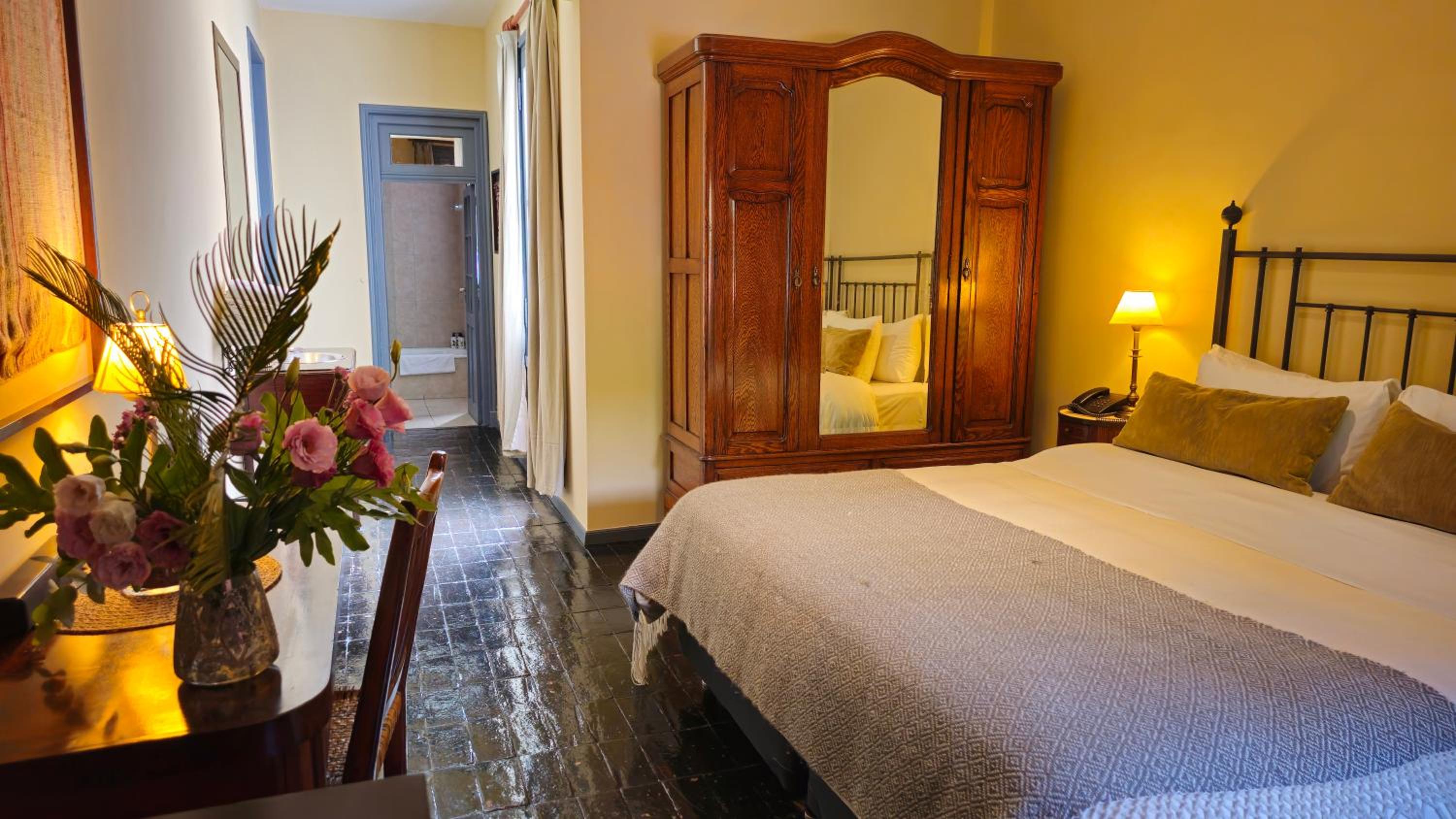 Deluxe Double Room thumbnail 6