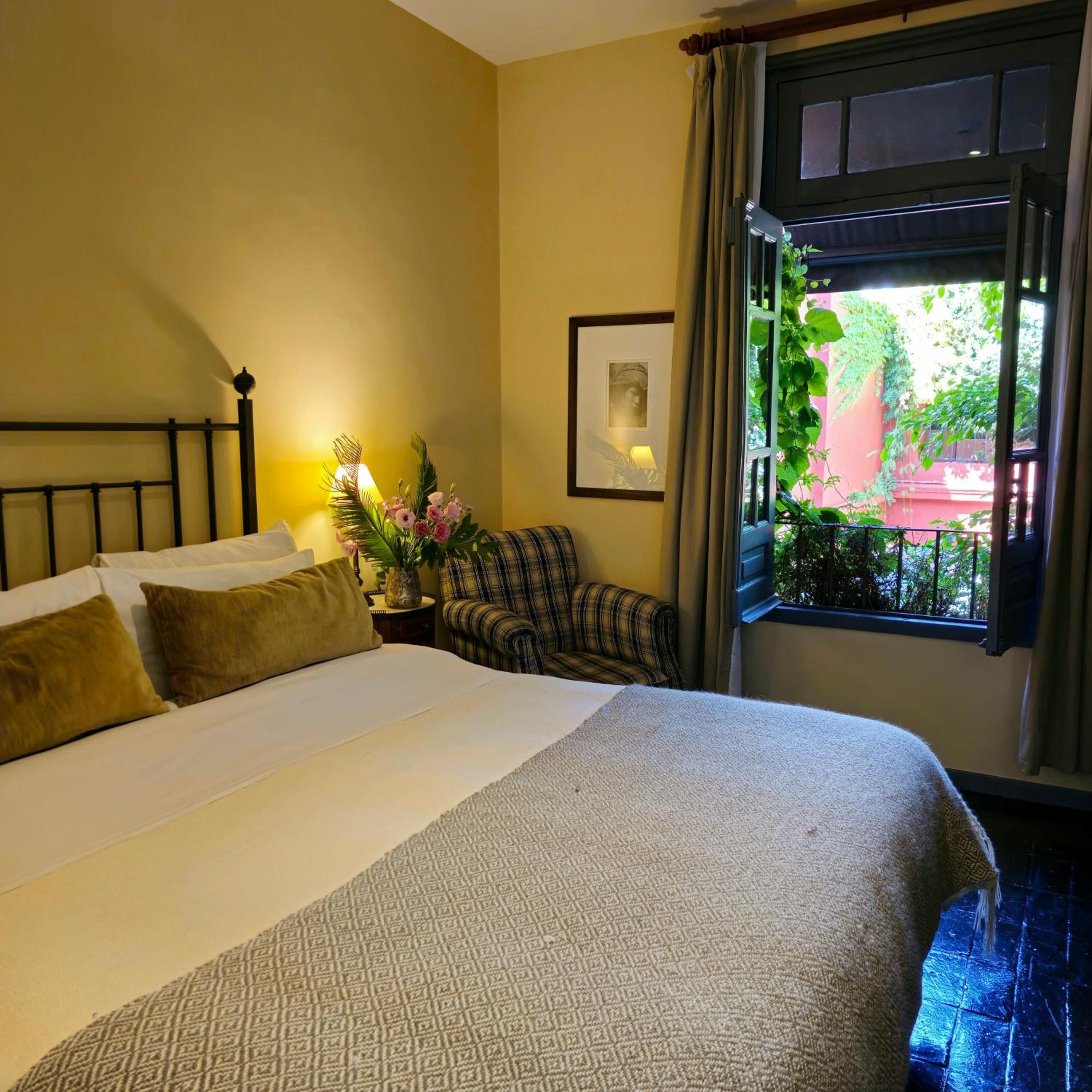 Deluxe Double Room thumbnail 5