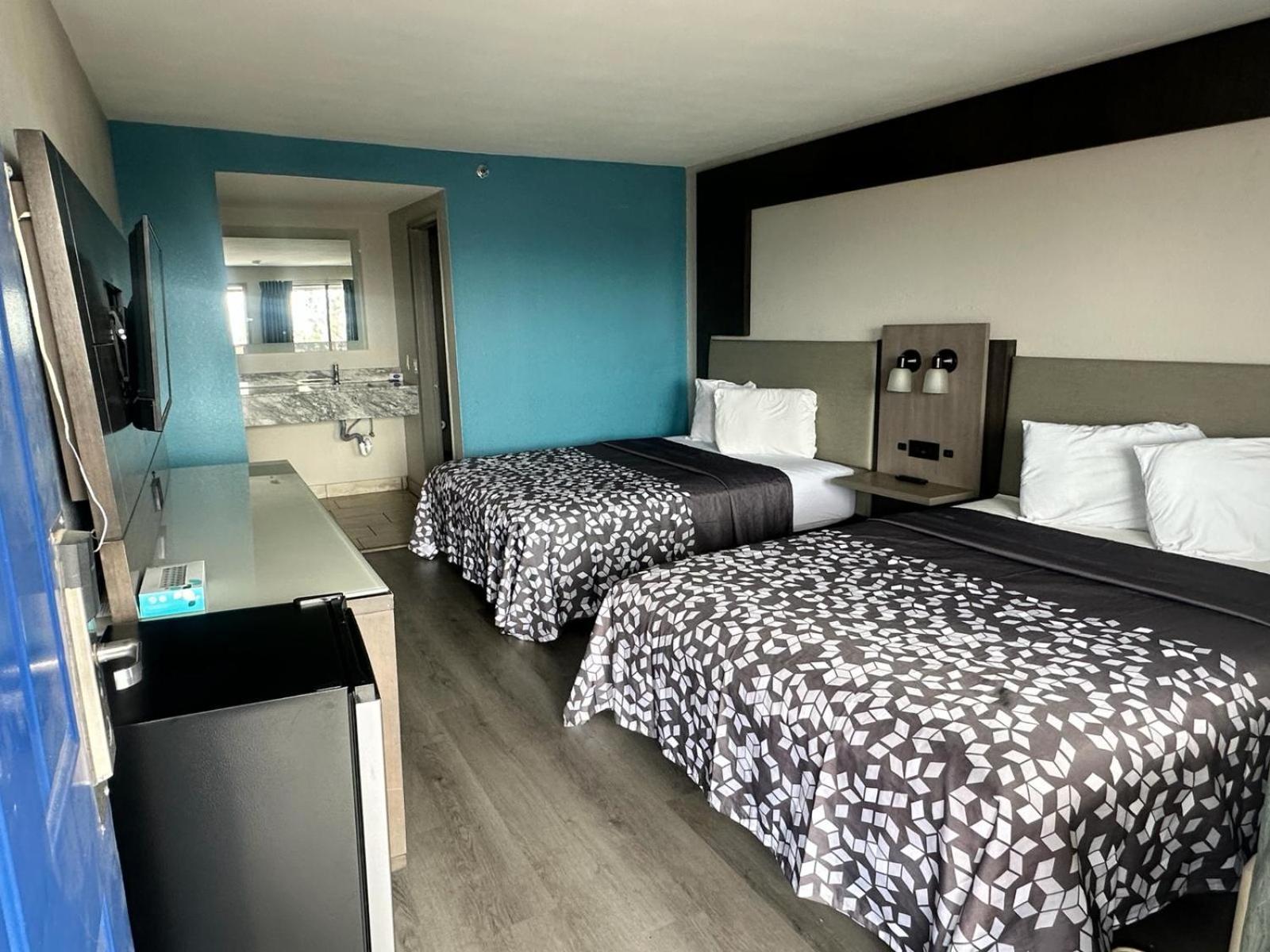 Deluxe Queen Room with Two Queen Beds - Non-Smoking - Photo 6