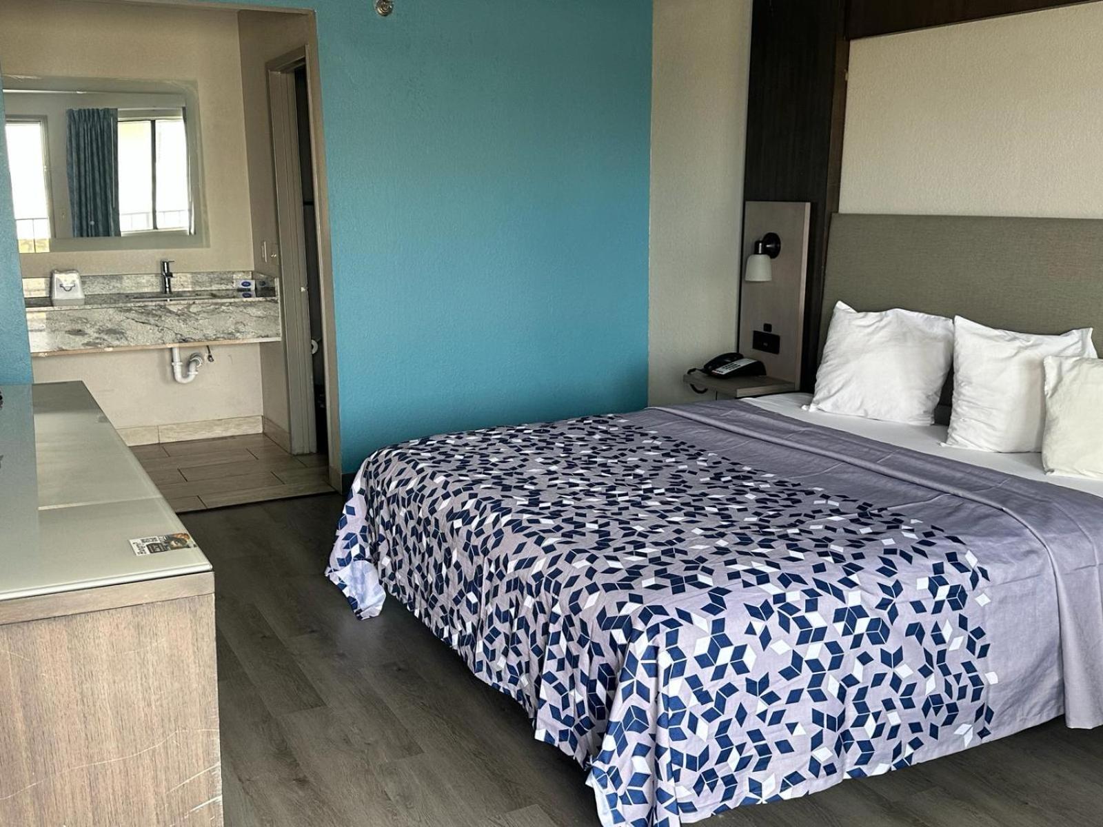 Standard Room with One King Bed - Non-Smoking - Photo 1