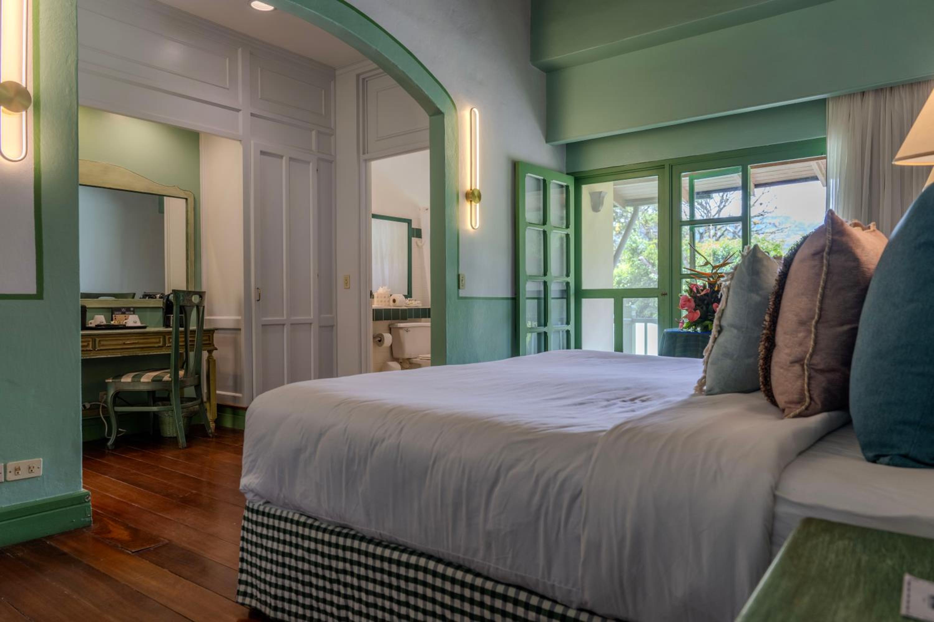 Deluxe King Room - Photo 2