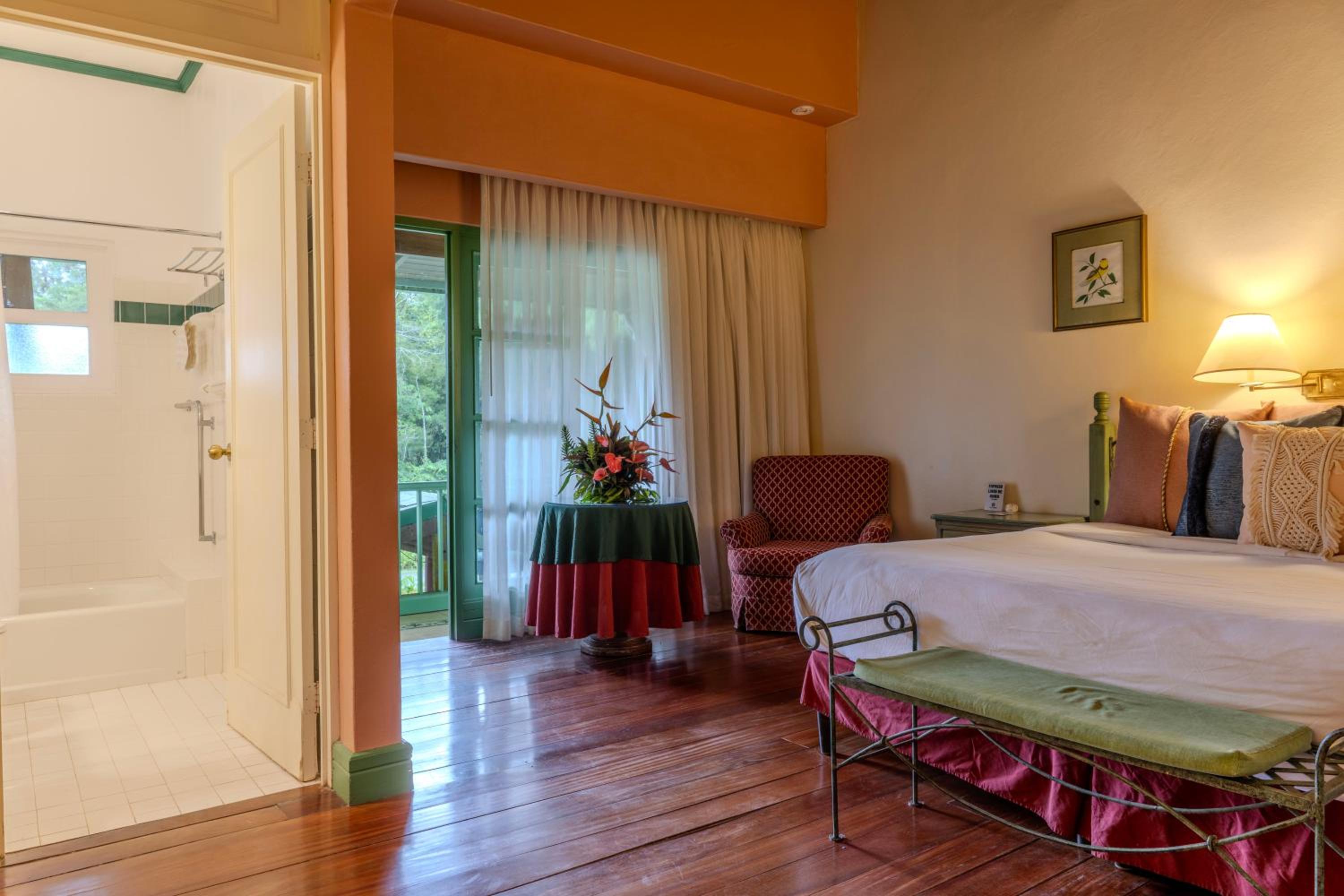 Deluxe King Room - Photo 5