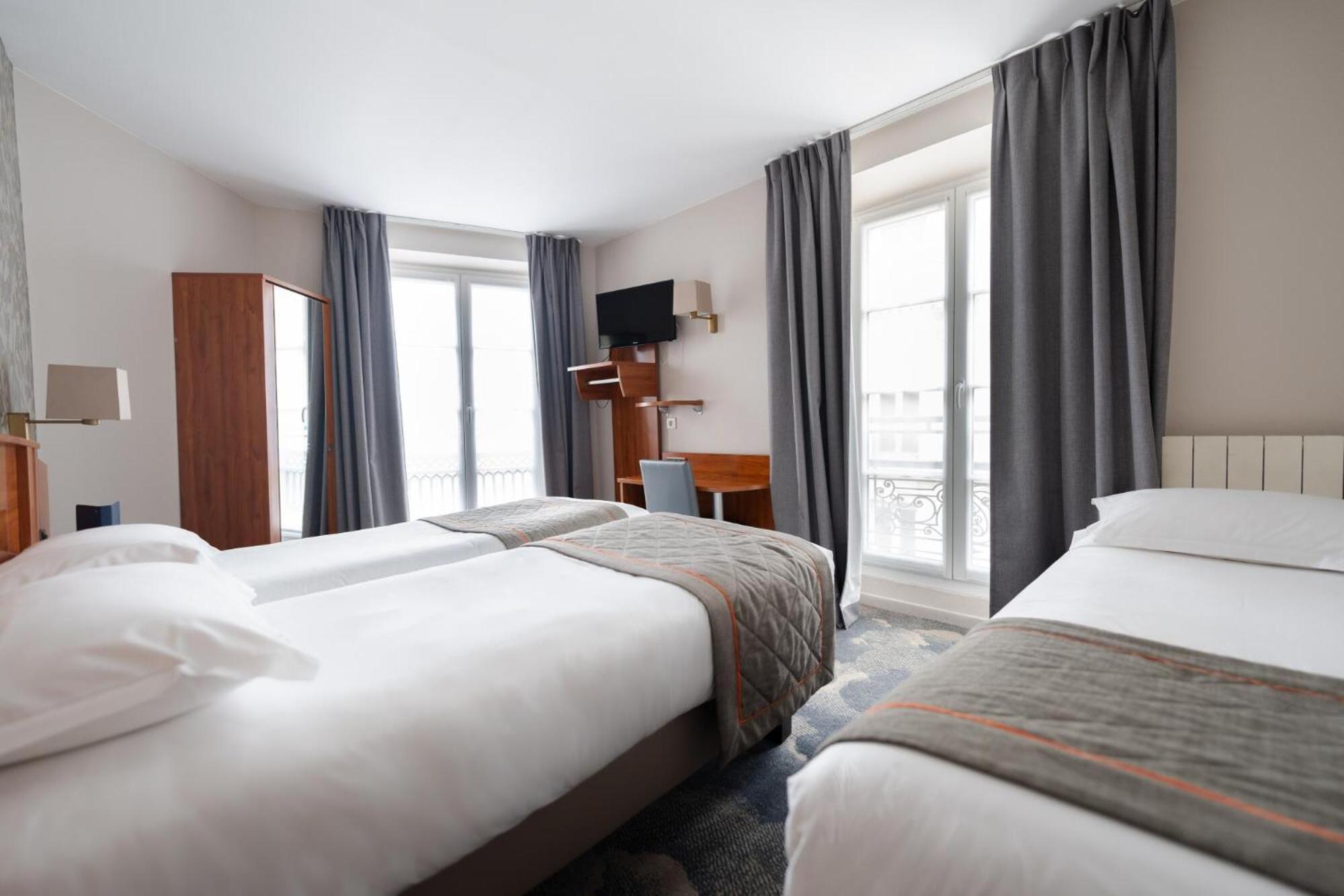 Superior Triple Room with Balcony and Eiffel Tower and Sacre Coeur View photo 3