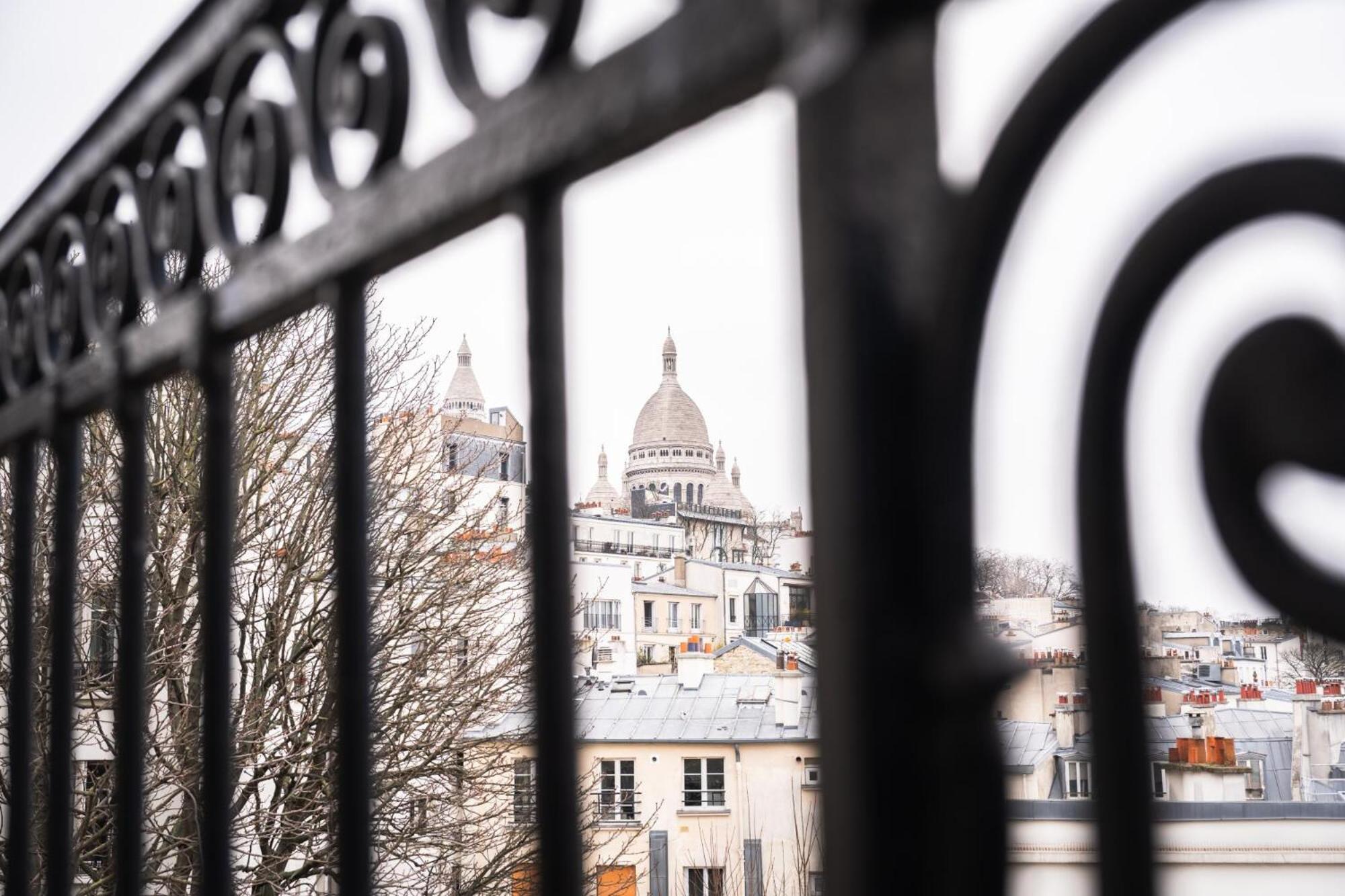 Superior Triple Room with Balcony and Eiffel Tower and Sacre Coeur View photo 2