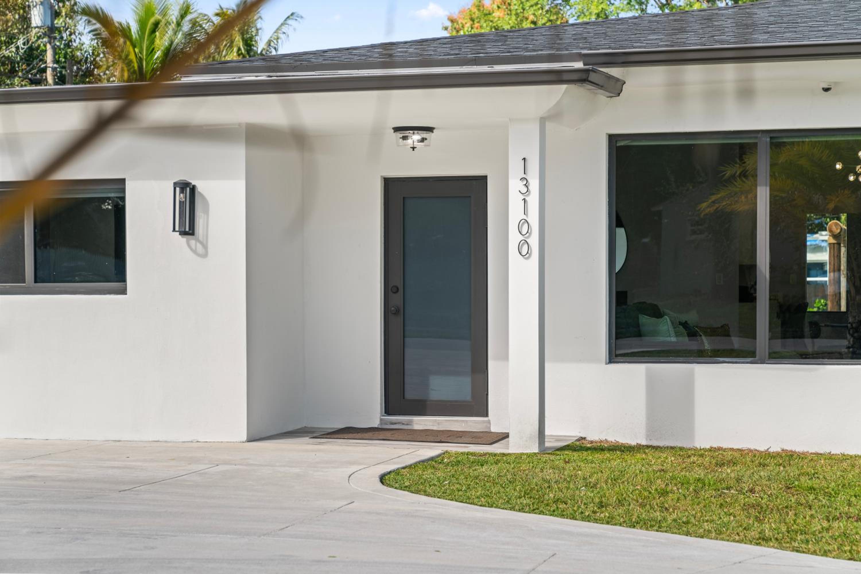 Six-Bedroom House photo 2