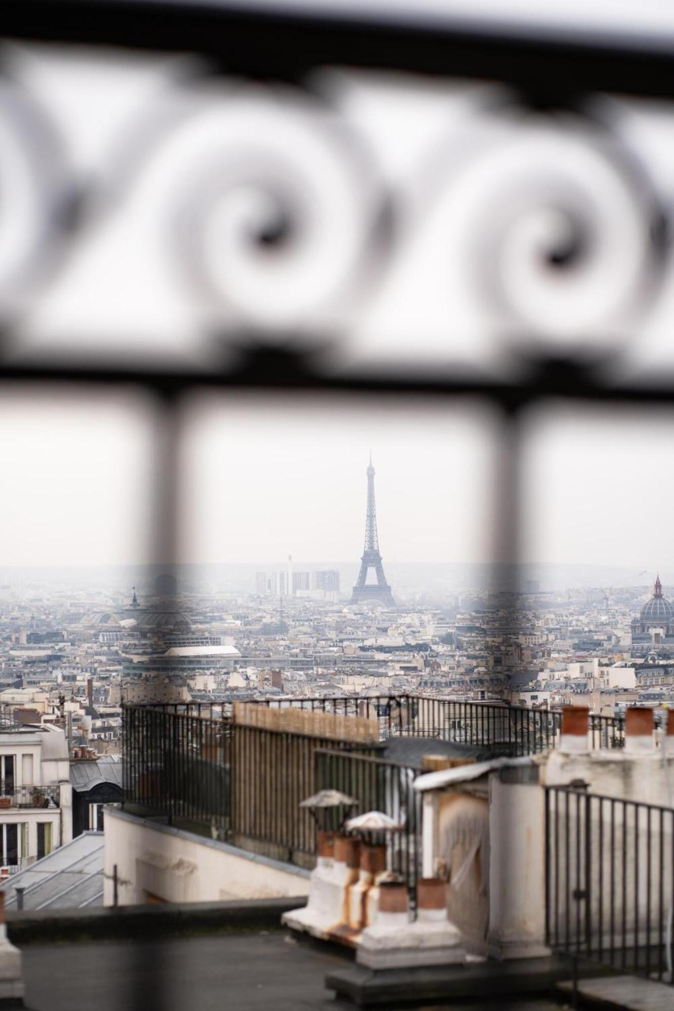 Superior Triple Room with Balcony and Eiffel Tower and Sacre Coeur View photo 2