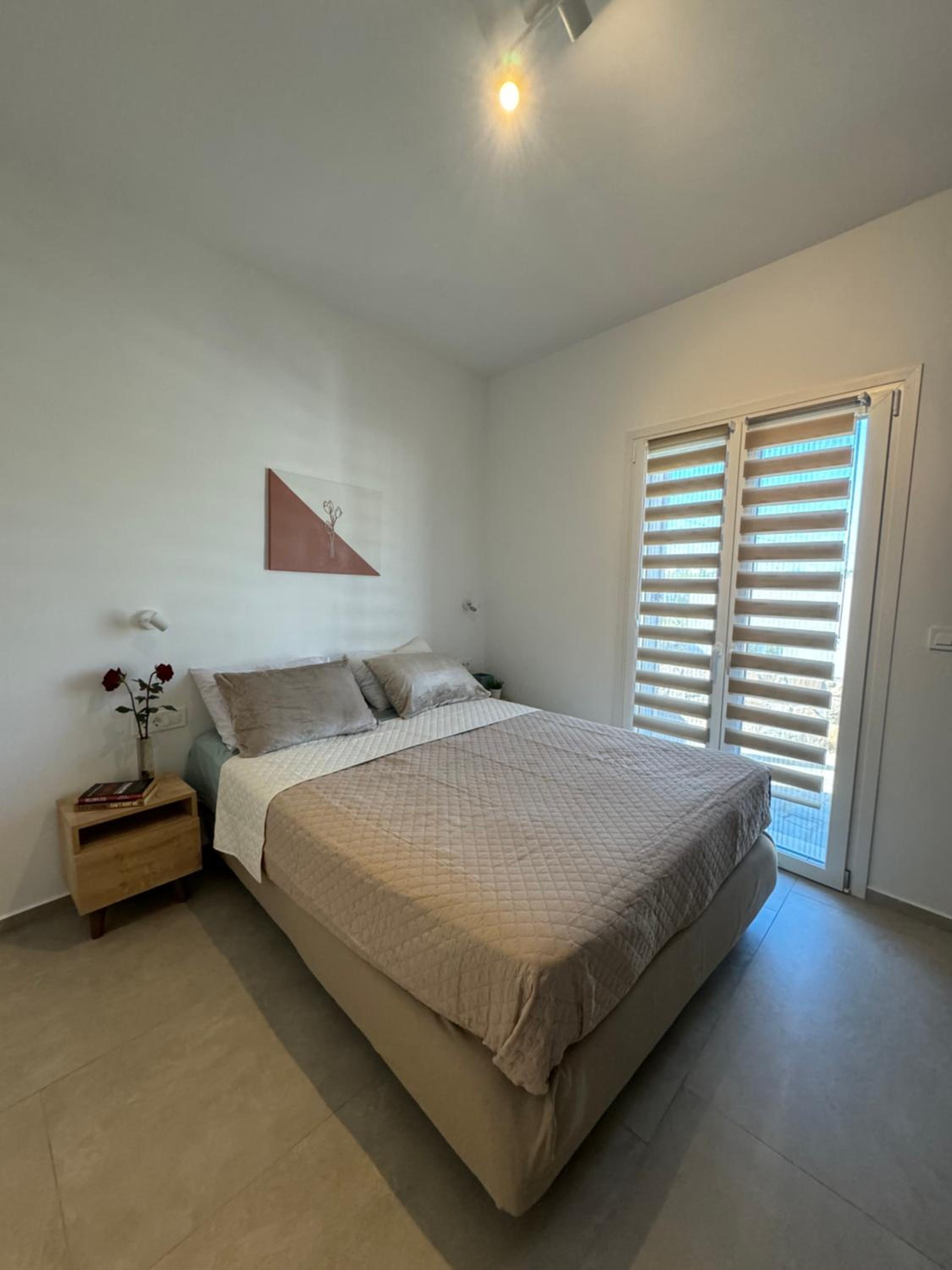One-Bedroom Apartment photo 1