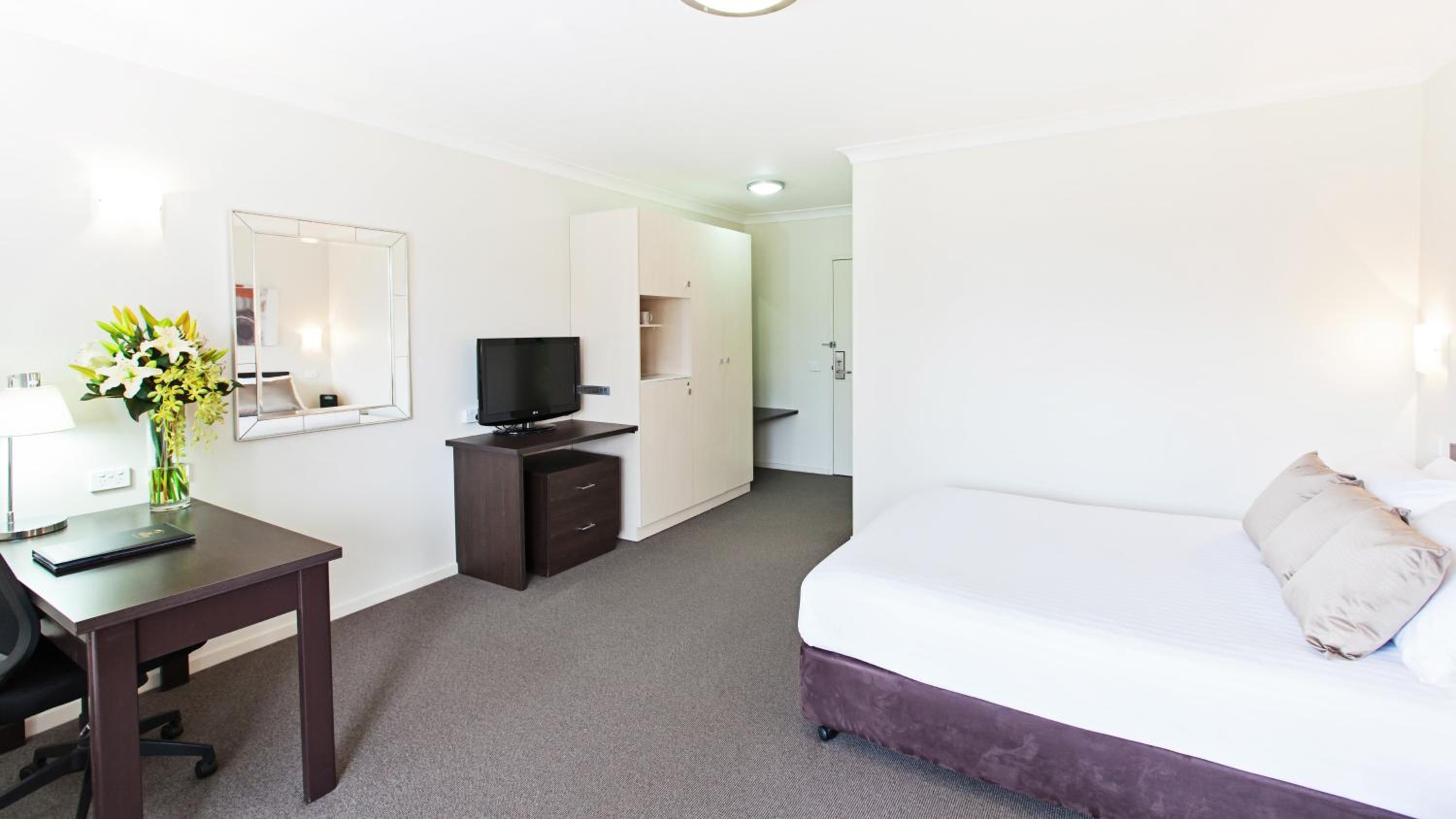 Standard Queen Room - Photo 7