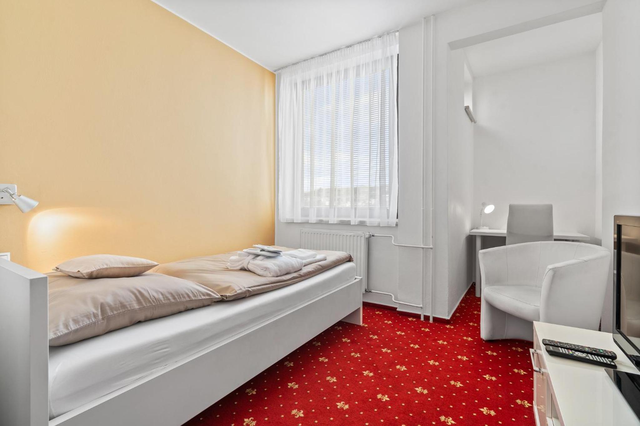 Single Room with Bathroom photo 2