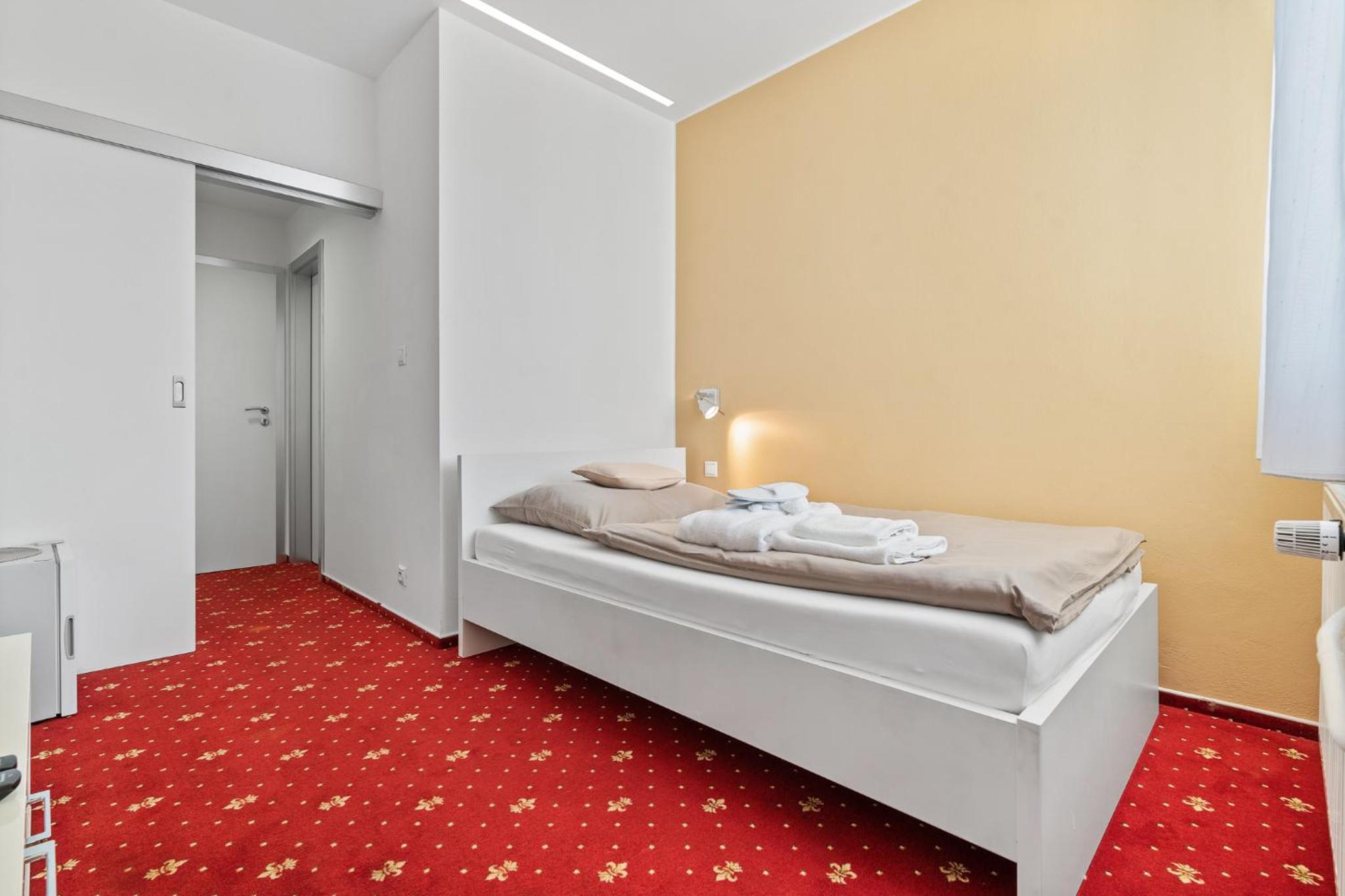 Single Room with Bathroom photo 1