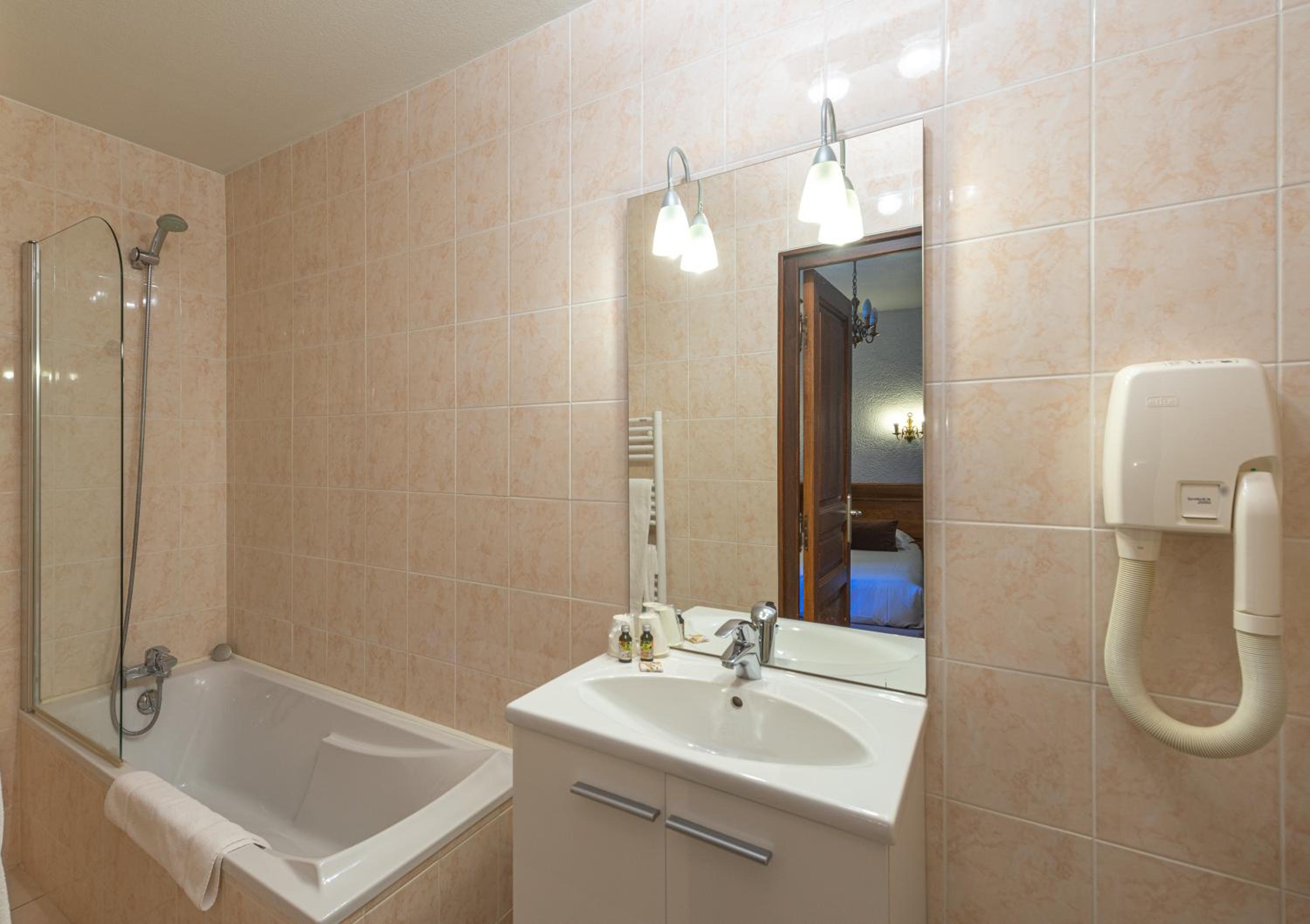 Standard Double Room - Photo 6