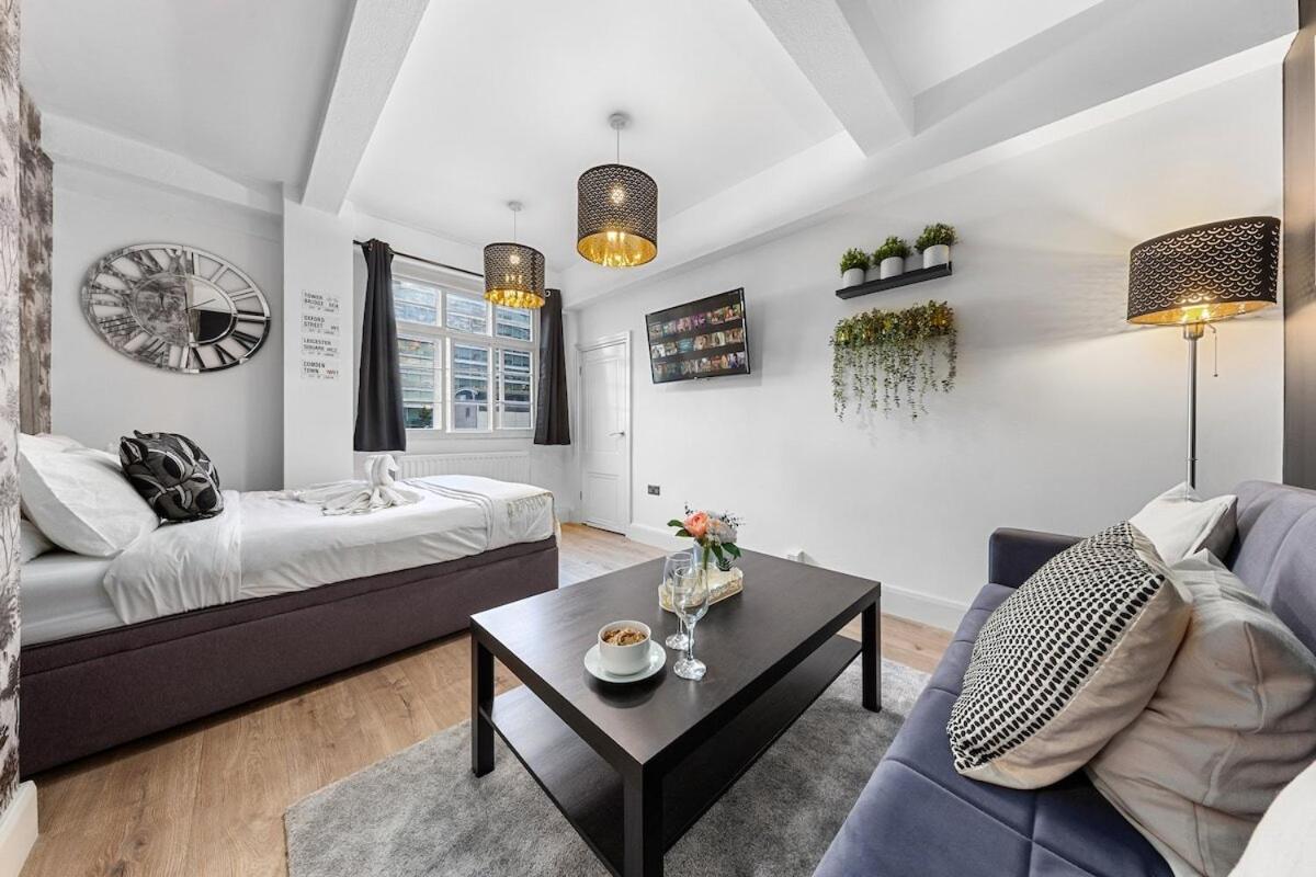 Deluxe One-Bedroom Apartment with City View photo 1