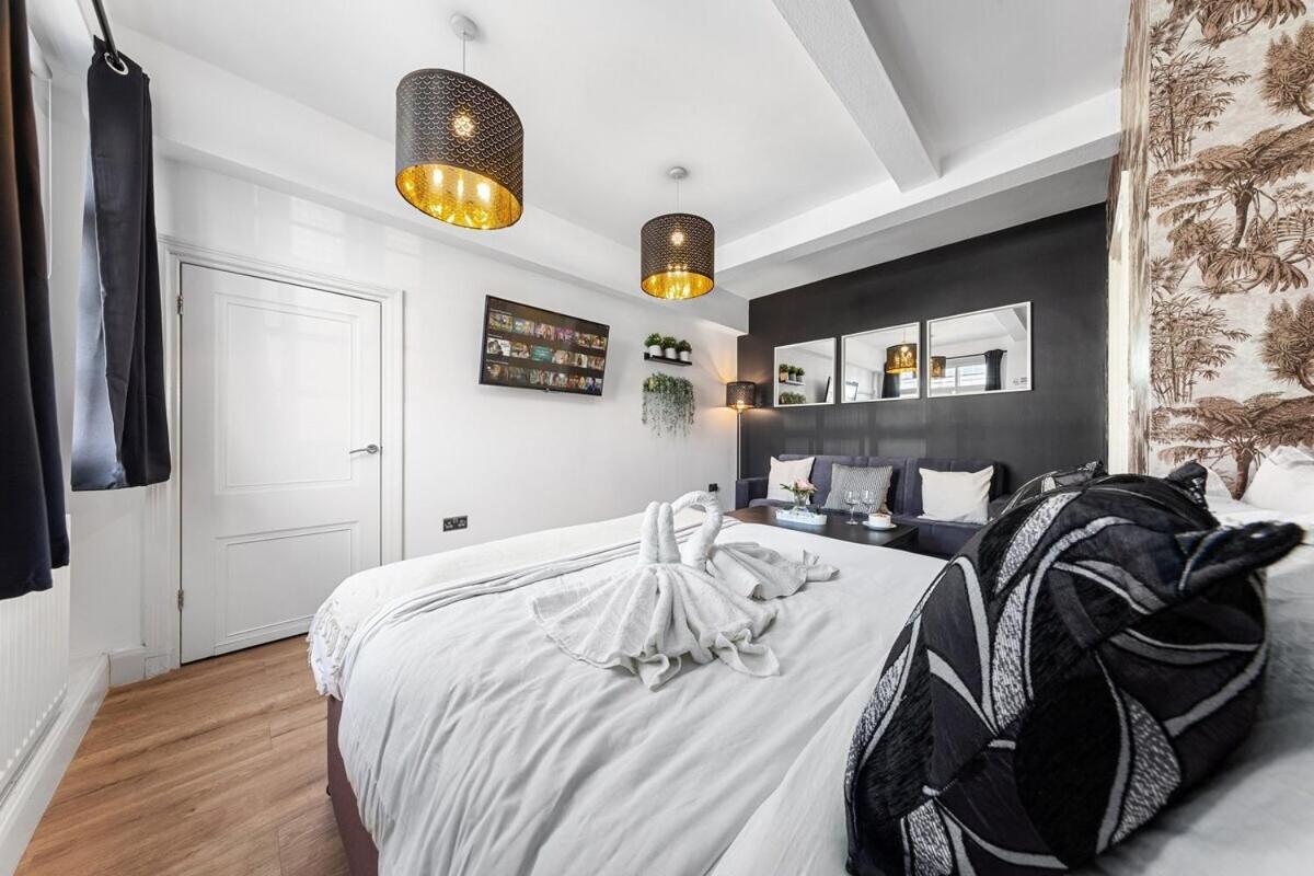 Deluxe One-Bedroom Apartment with City View photo 2