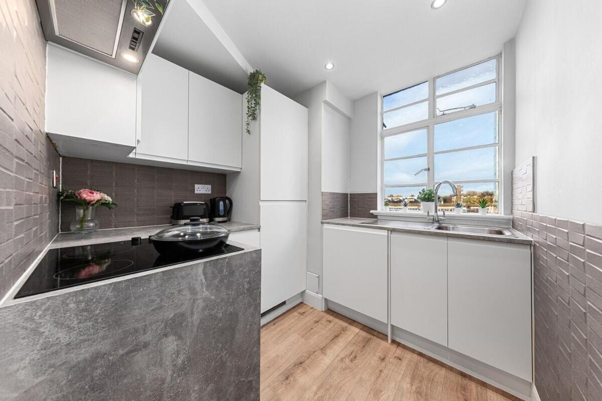 Deluxe One-Bedroom Apartment with City View photo 3