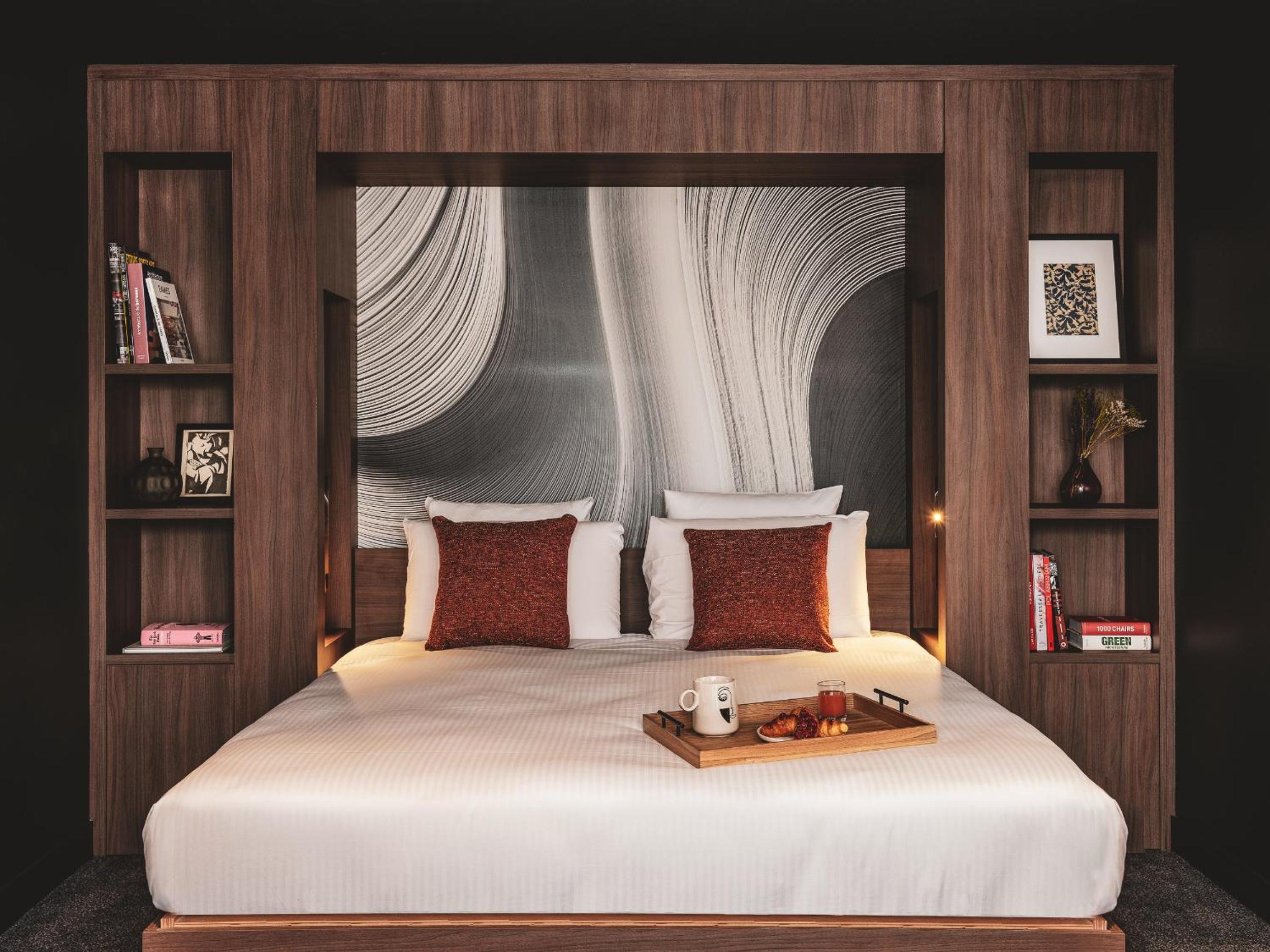 Executive Suite: One Double Bed and One DoubleSofa  Bed, Eiffel Tower View thumbnail 6