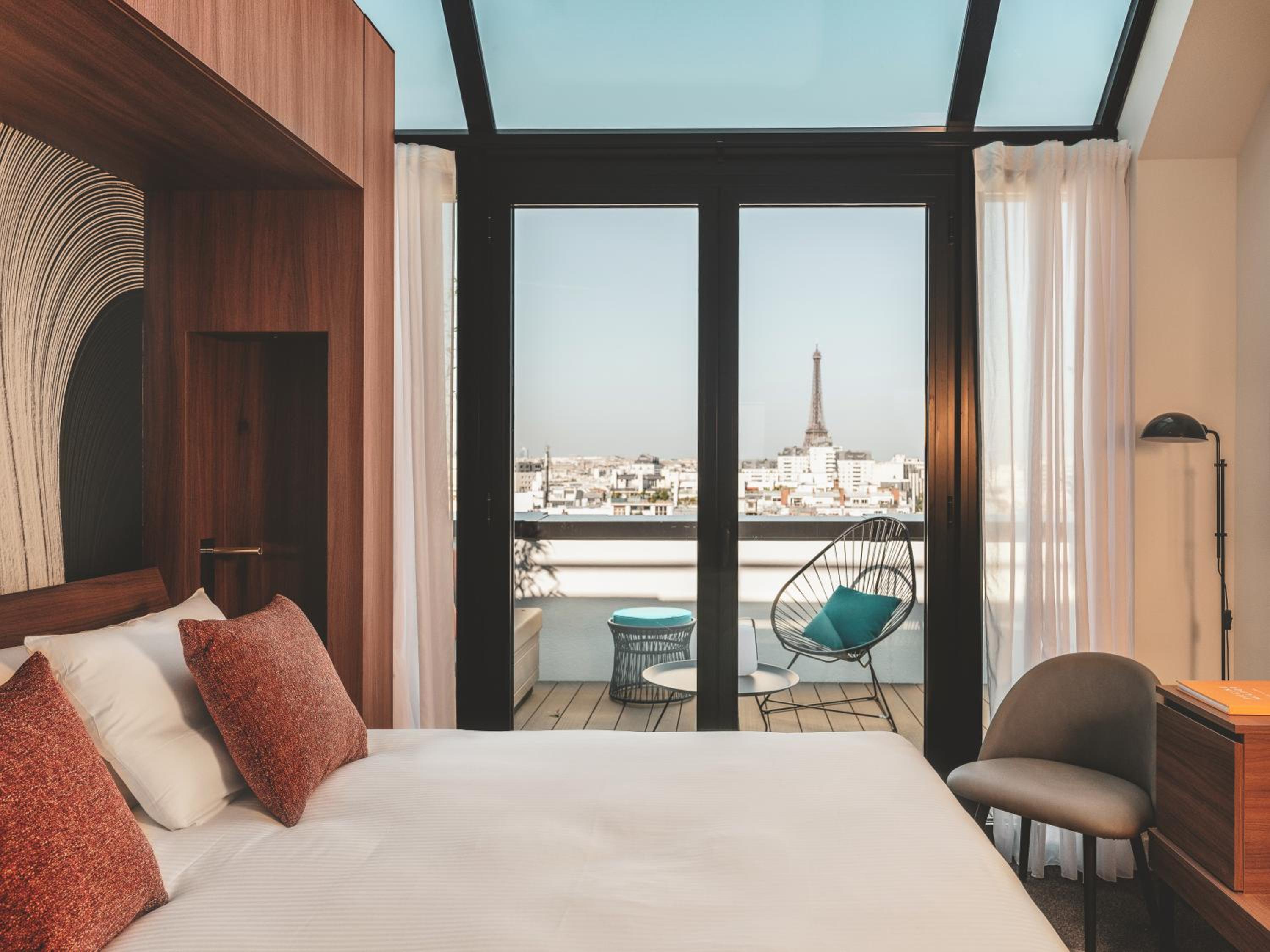 Executive Suite: One Double Bed and One DoubleSofa  Bed, Eiffel Tower View thumbnail 5