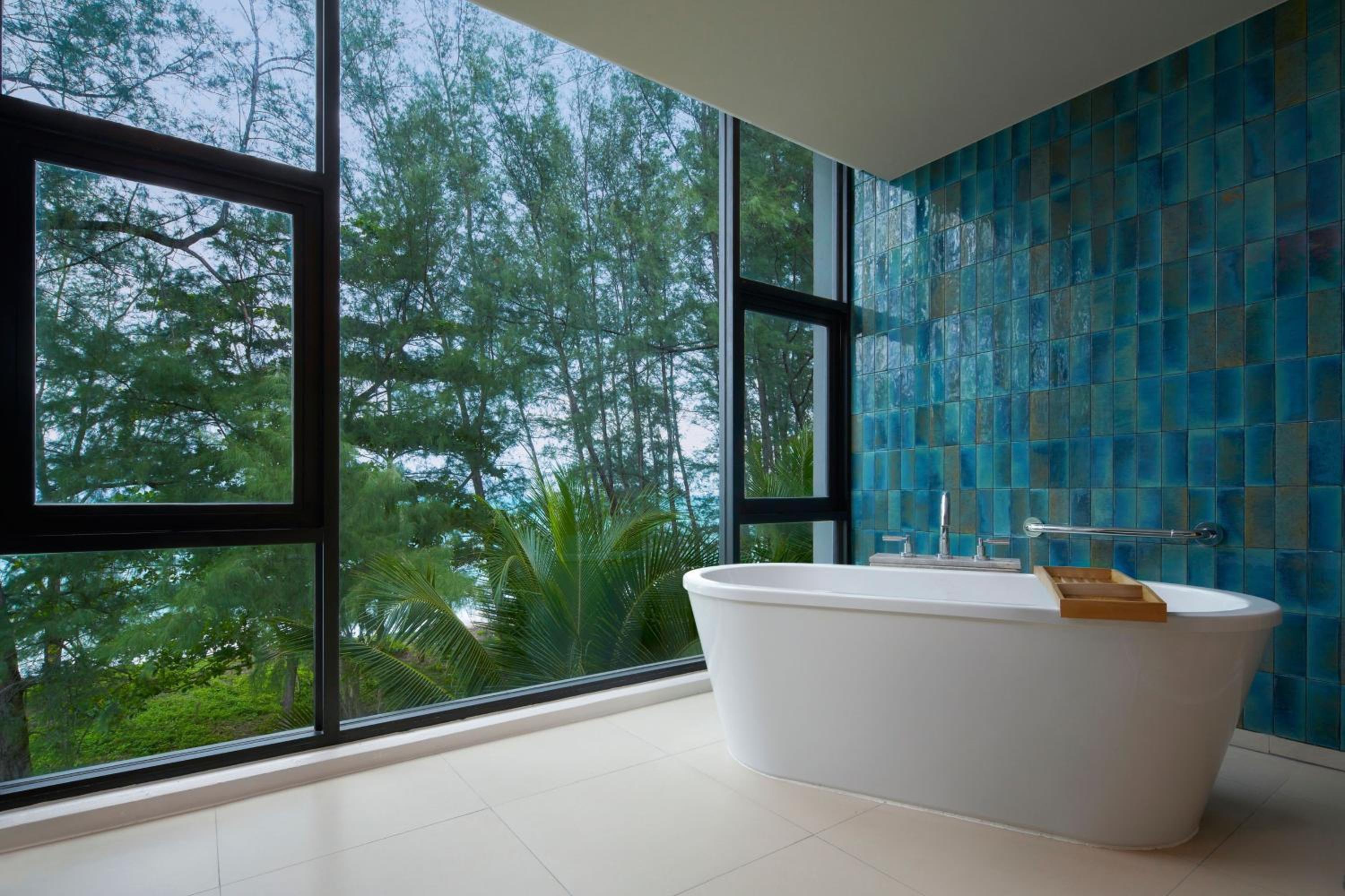 Signature Corner King Suite with Balcony - Oceanfront - Photo 2