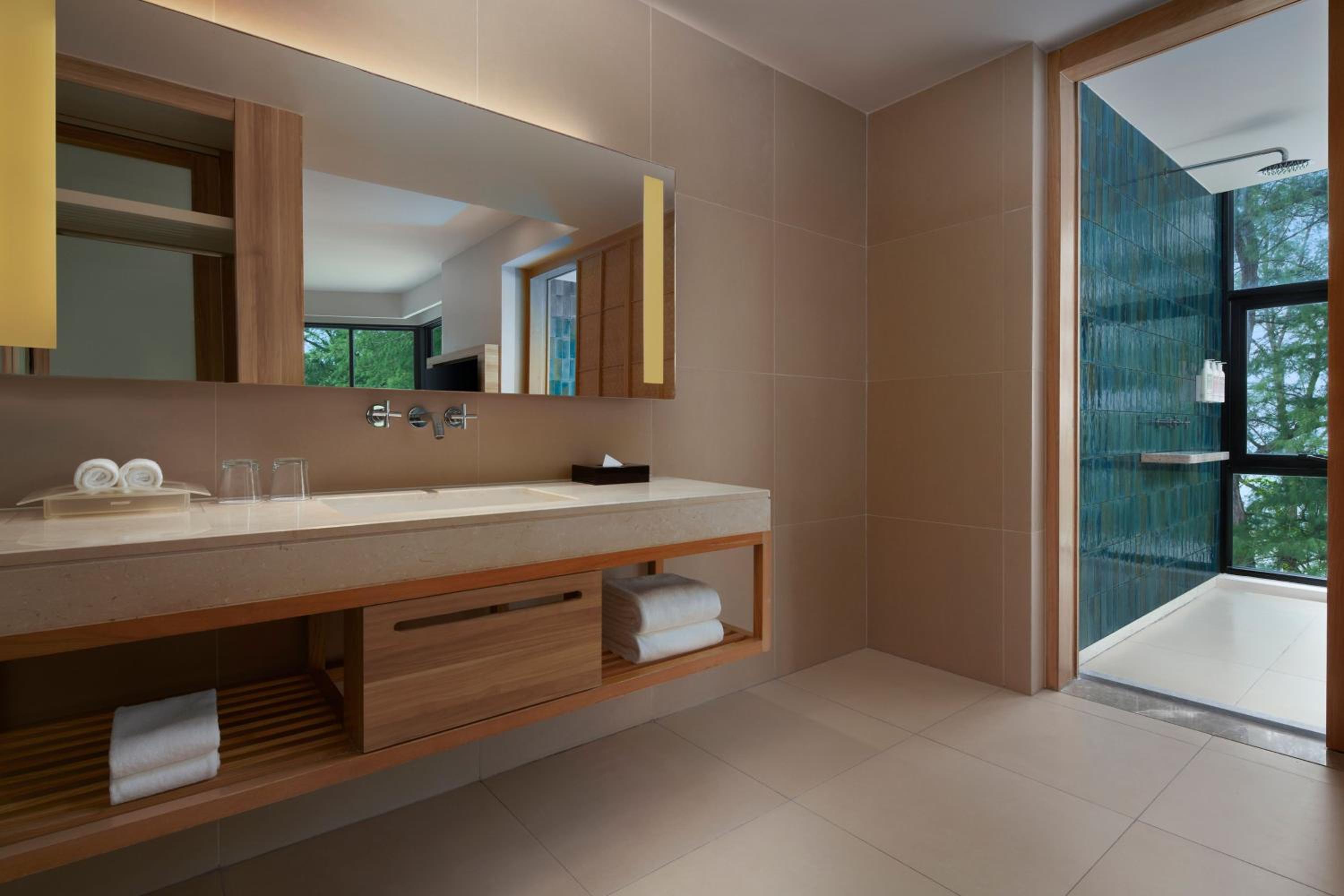 Signature Corner King Suite with Balcony - Oceanfront - Photo 4