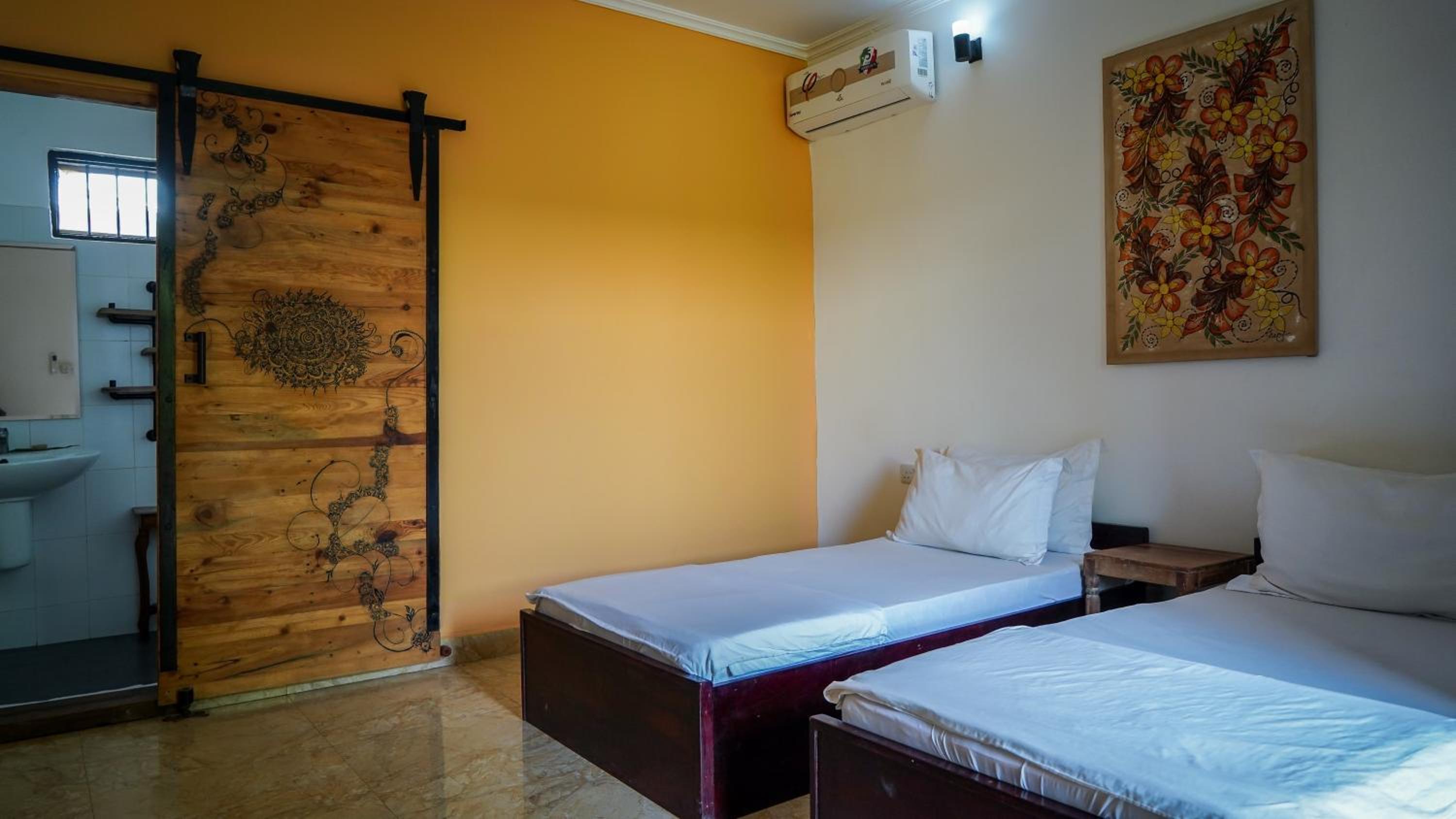 Twin Room with Private Bathroom photo 1