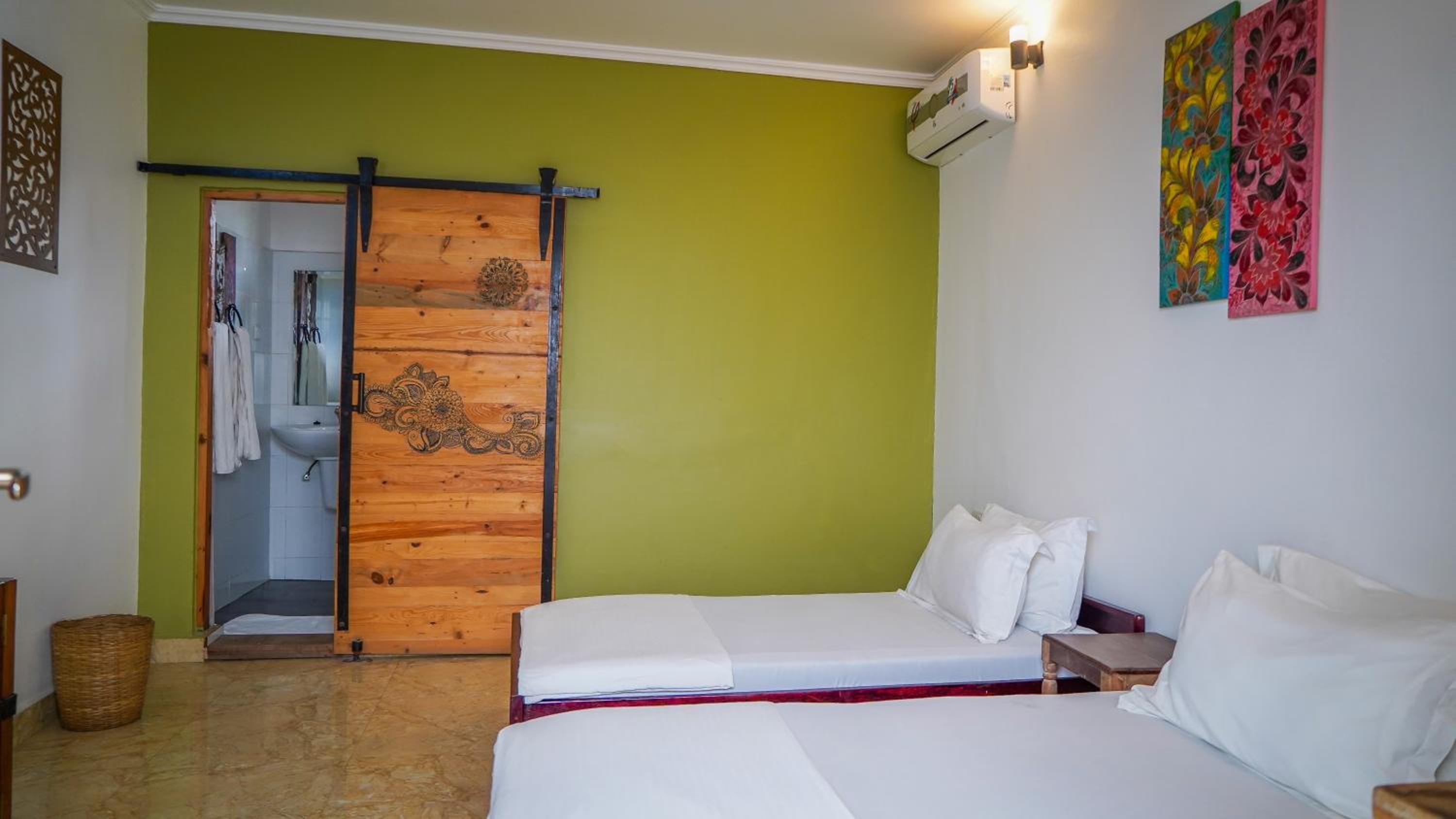 Twin Room with Private Bathroom photo 2