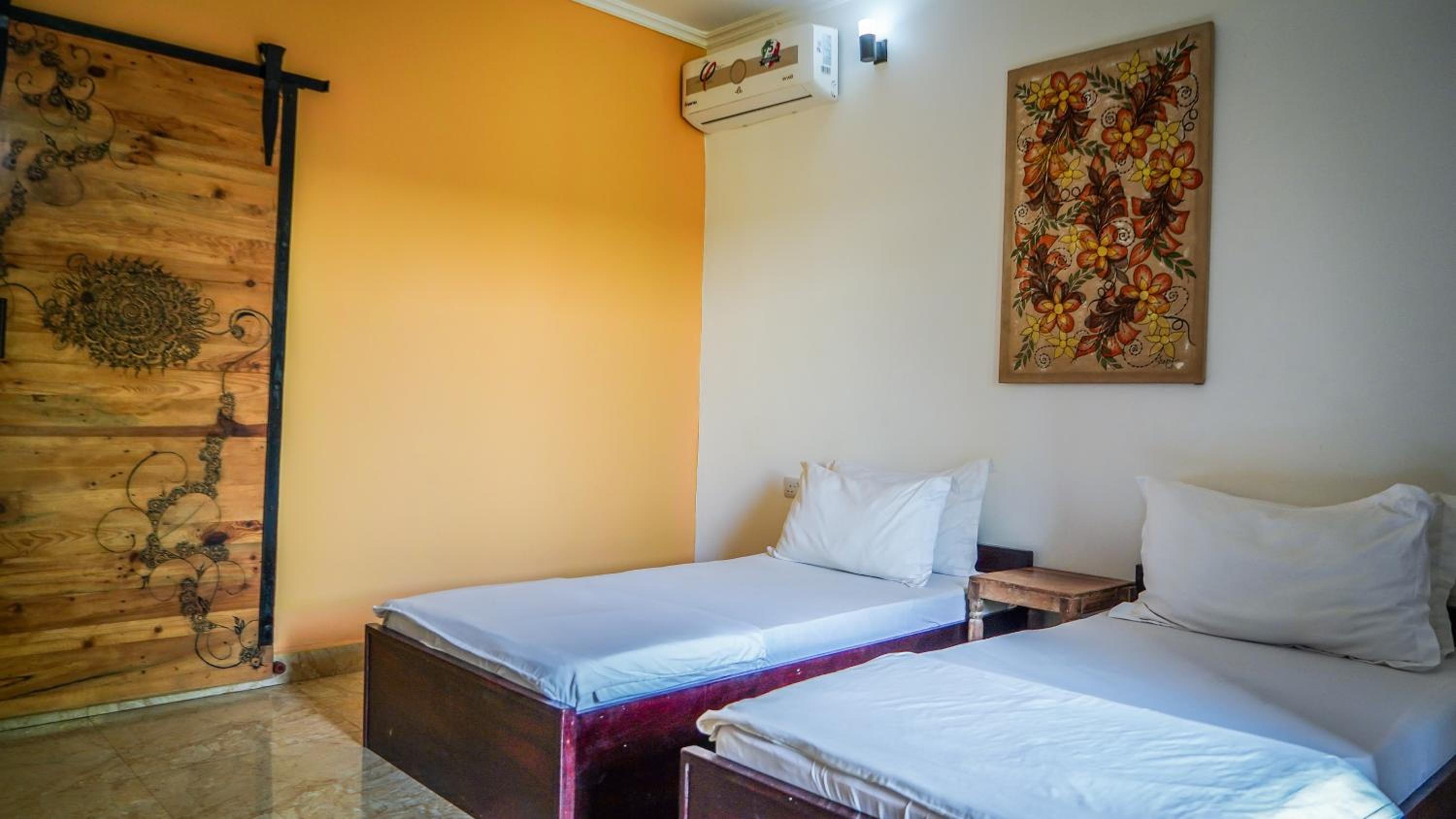 Twin Room with Private Bathroom photo 3