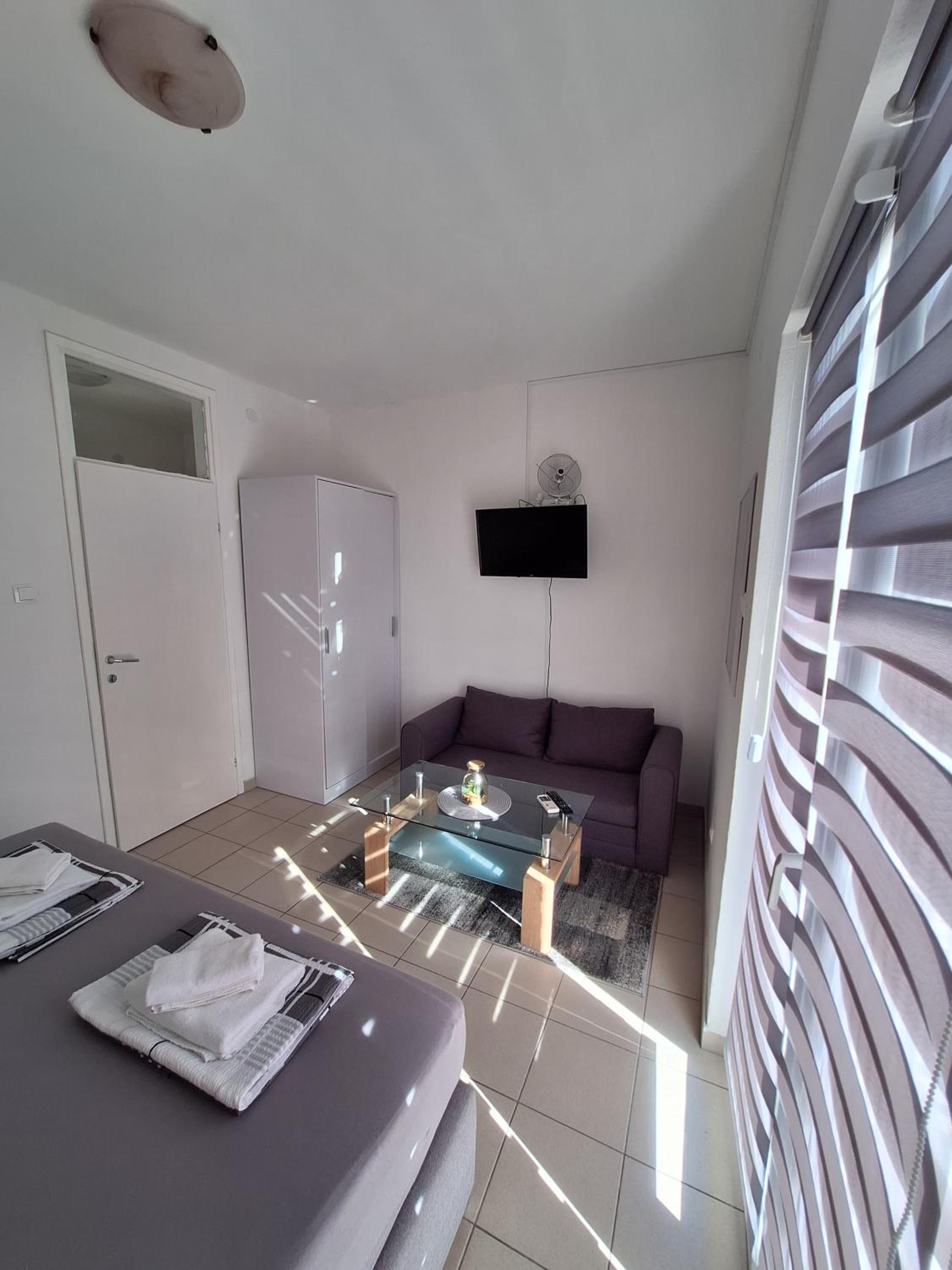 One-Bedroom Apartment photo 2