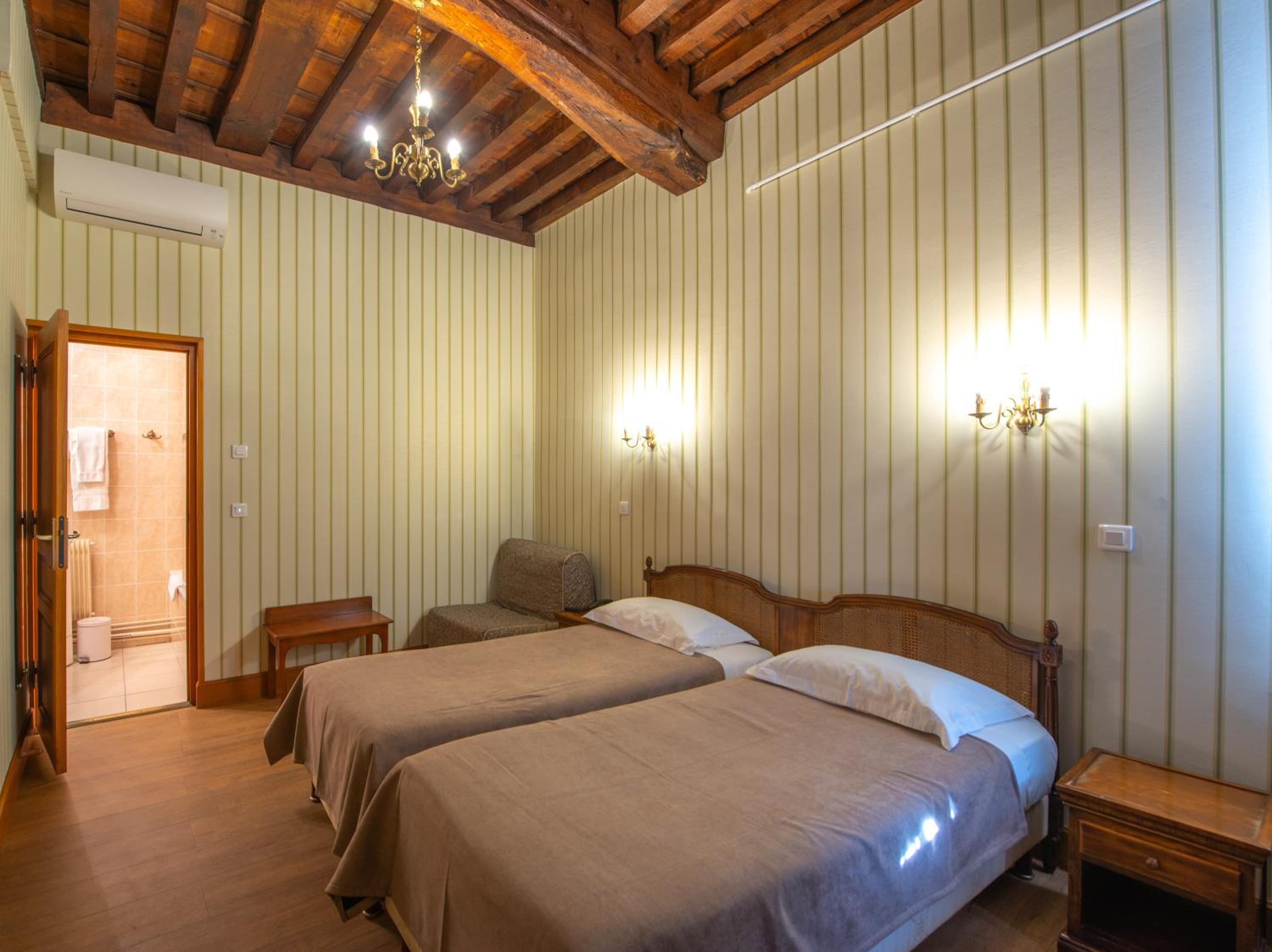 Standard Twin Room - Photo 2