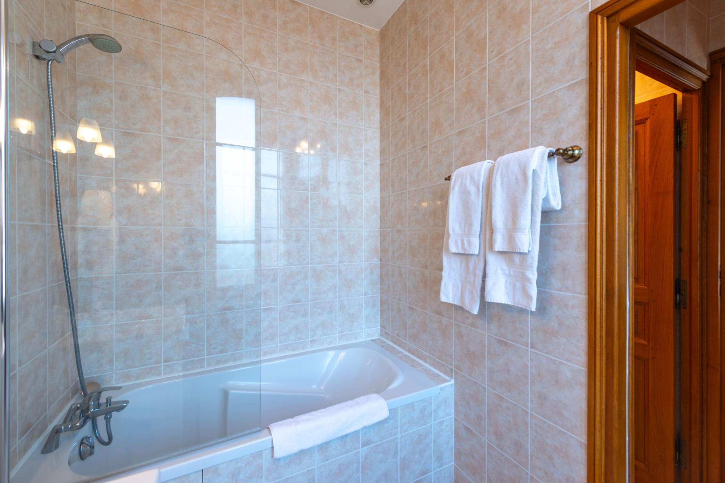 Standard Twin Room - Photo 3