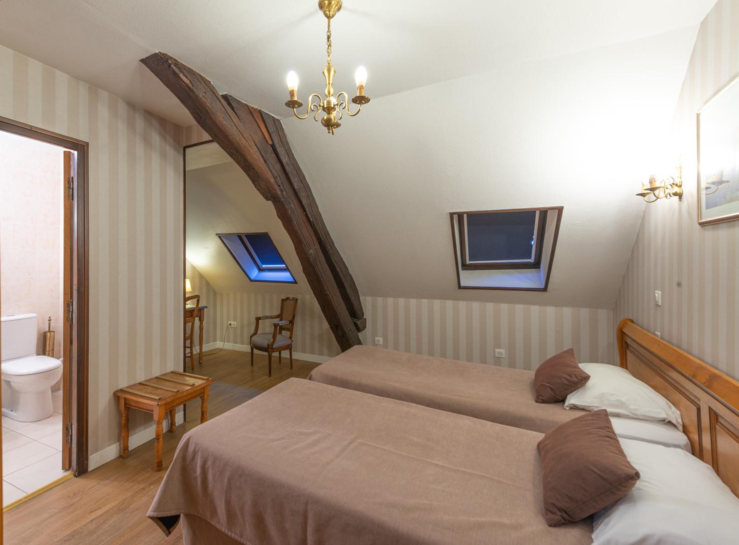Standard Twin Room - Photo 4