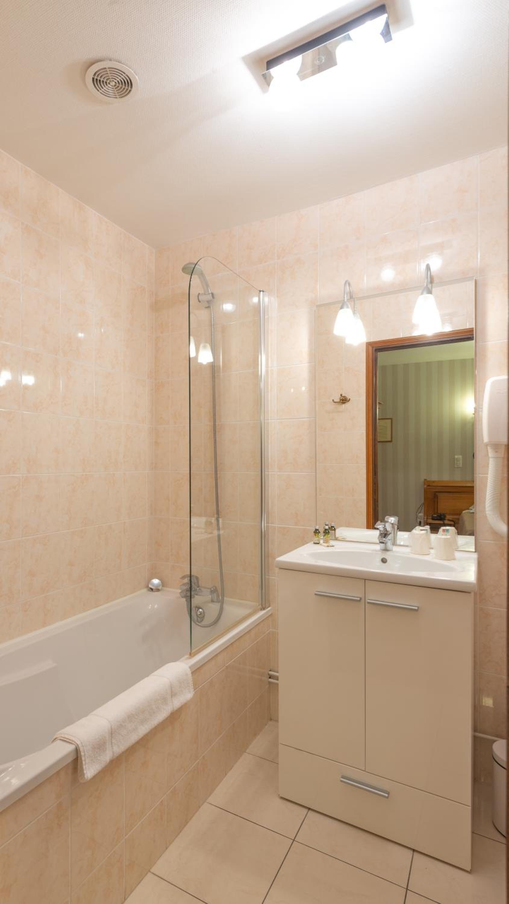 Standard Twin Room - Photo 5