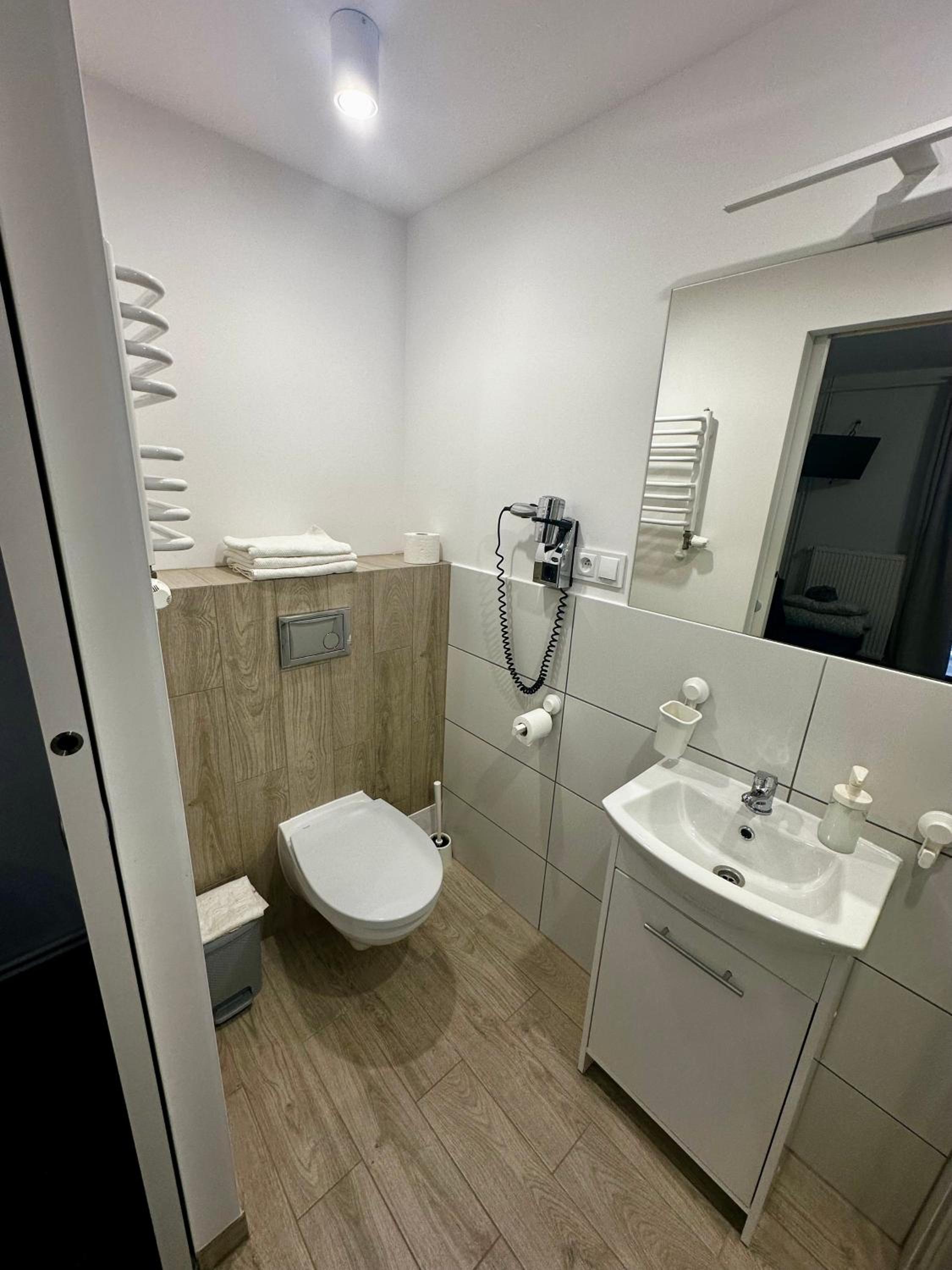 Double or Twin Room - Photo 16