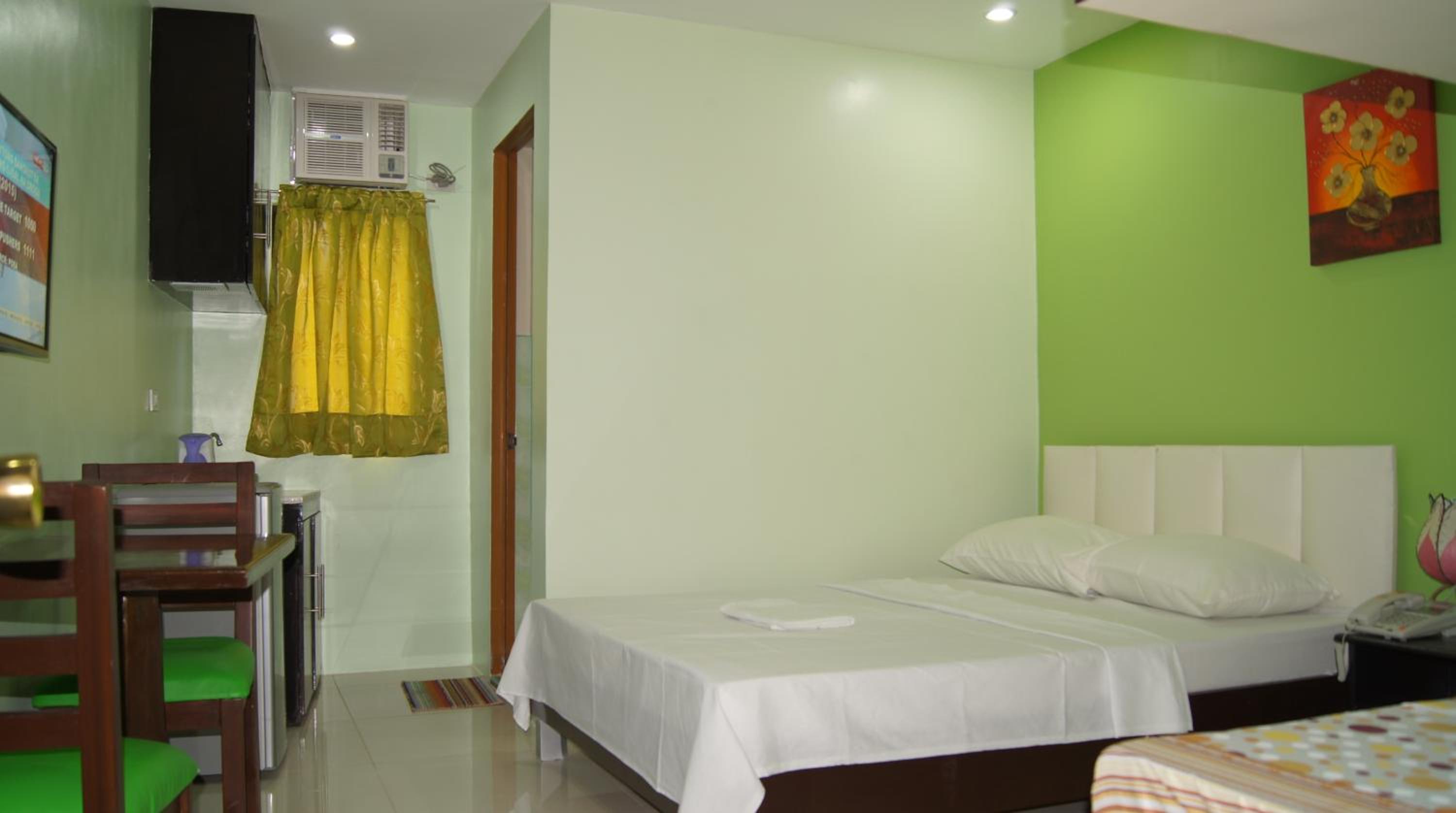 Small Family Room - Photo 2