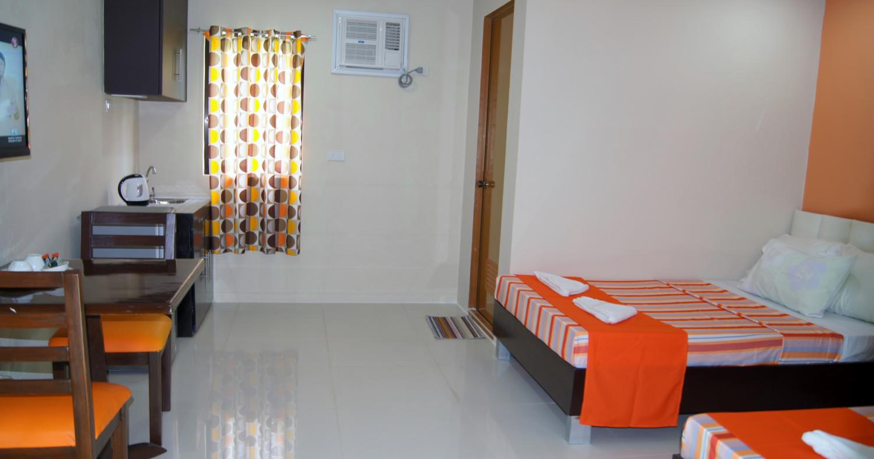 Medium Family Room - Photo 5