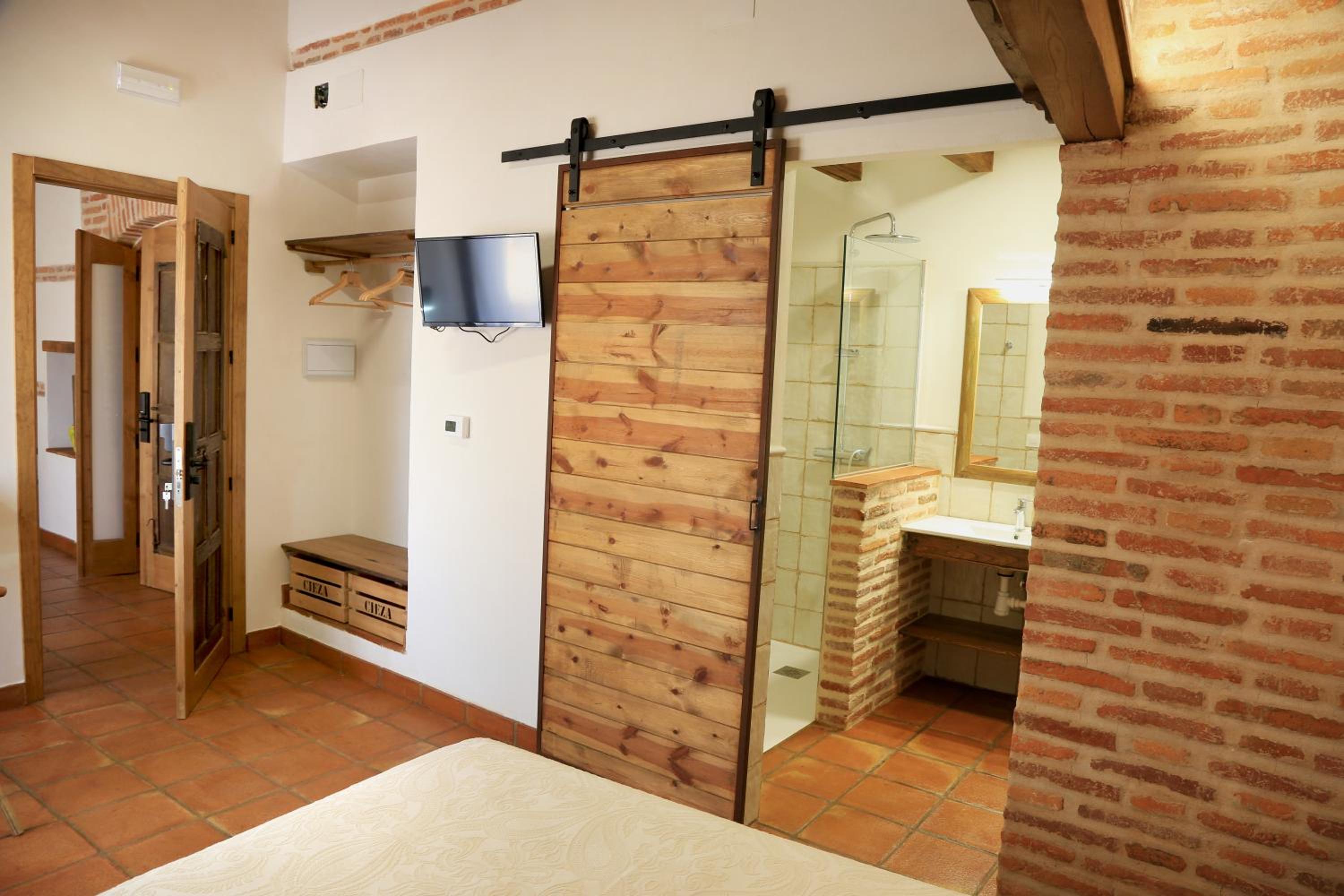 Double Room with Private Bathroom photo 2