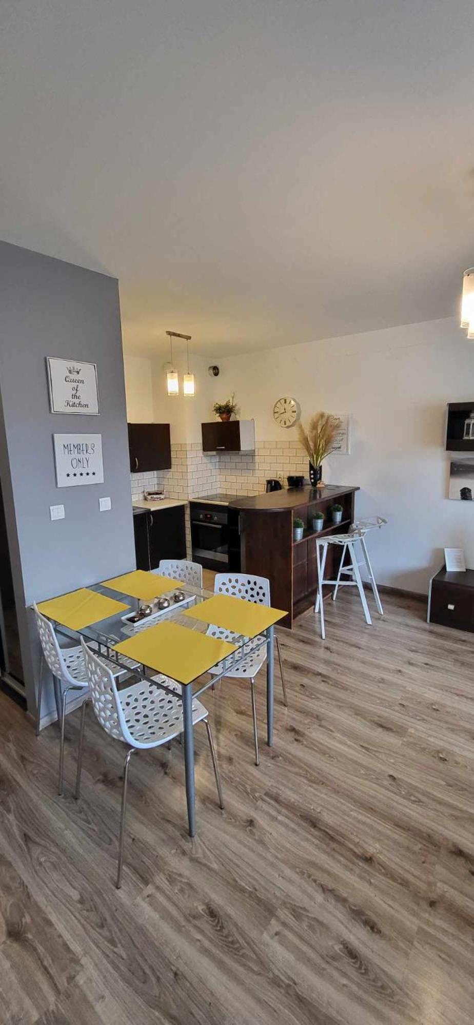 Apartment with Balcony - Photo 8