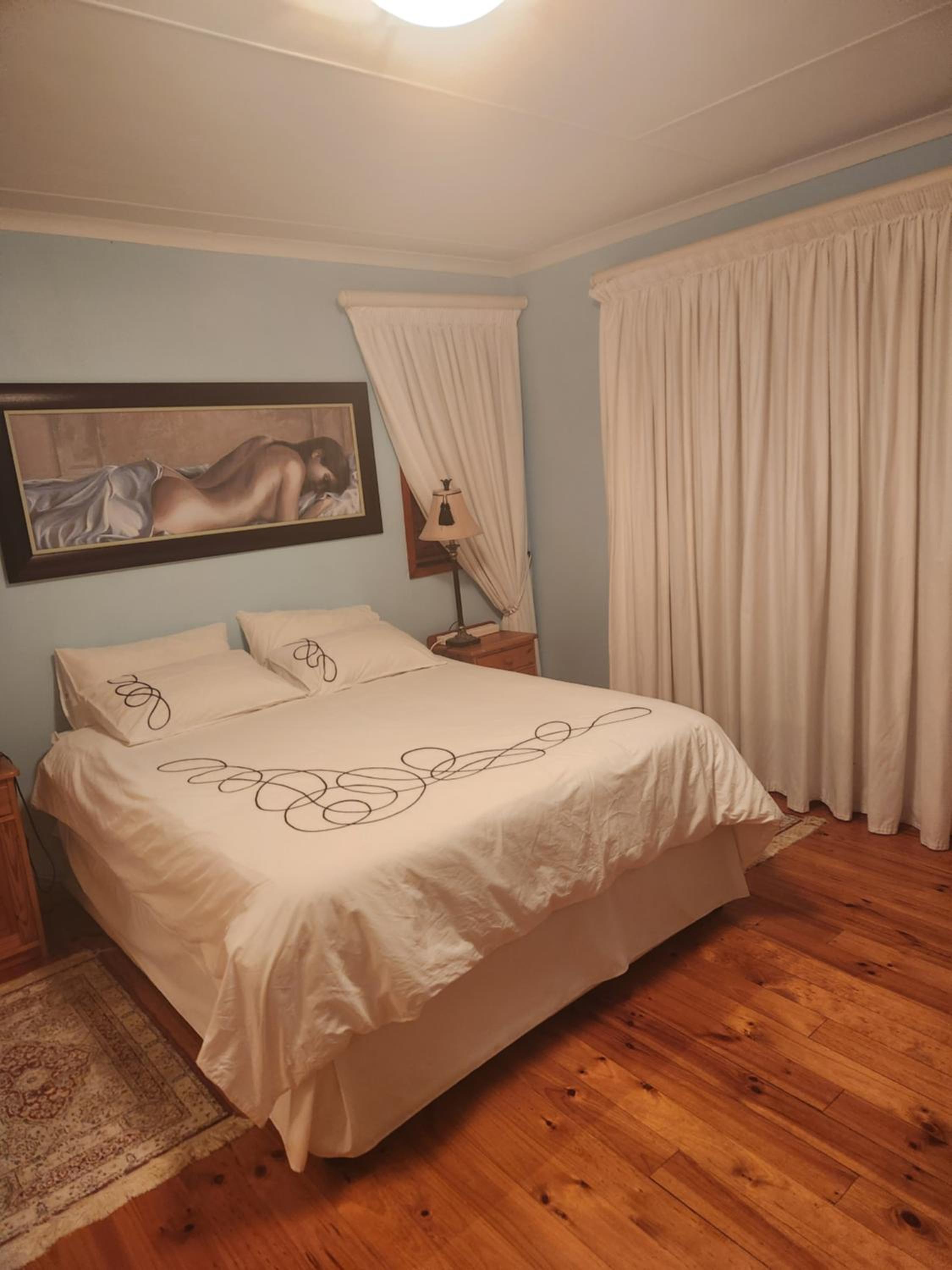 Five-Bedroom House photo 1