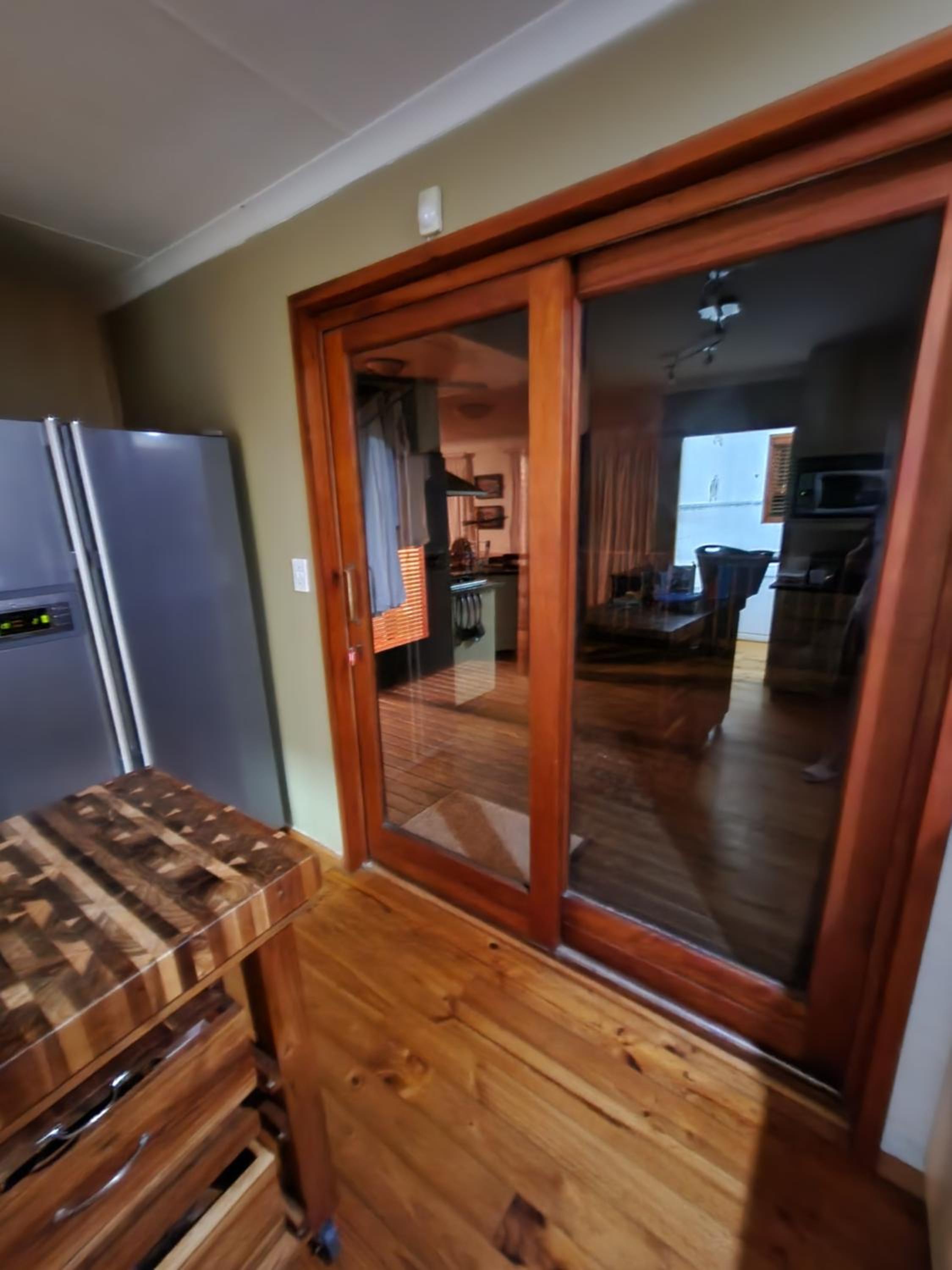 Five-Bedroom House photo 3