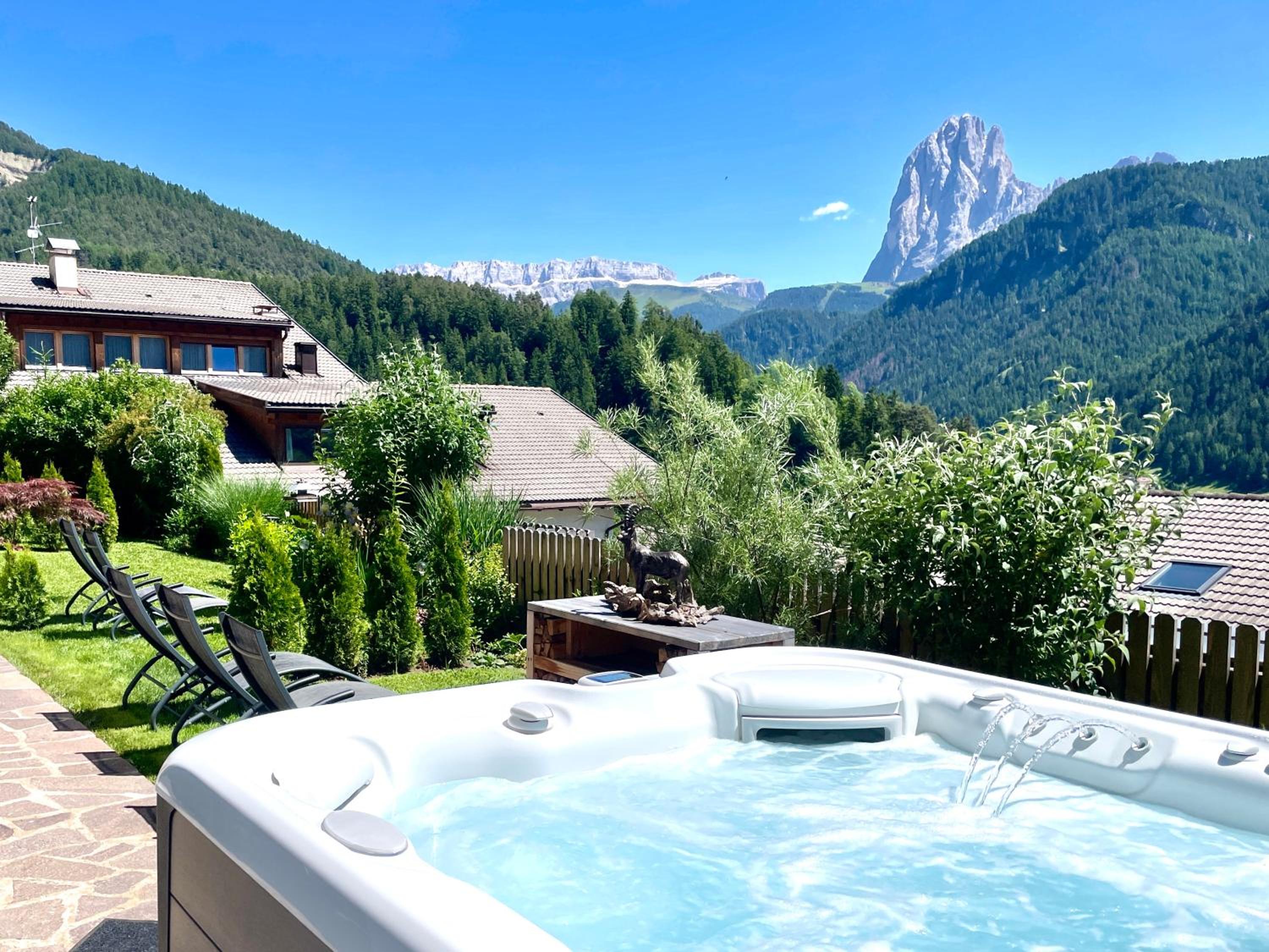 Apartment with Mountain View