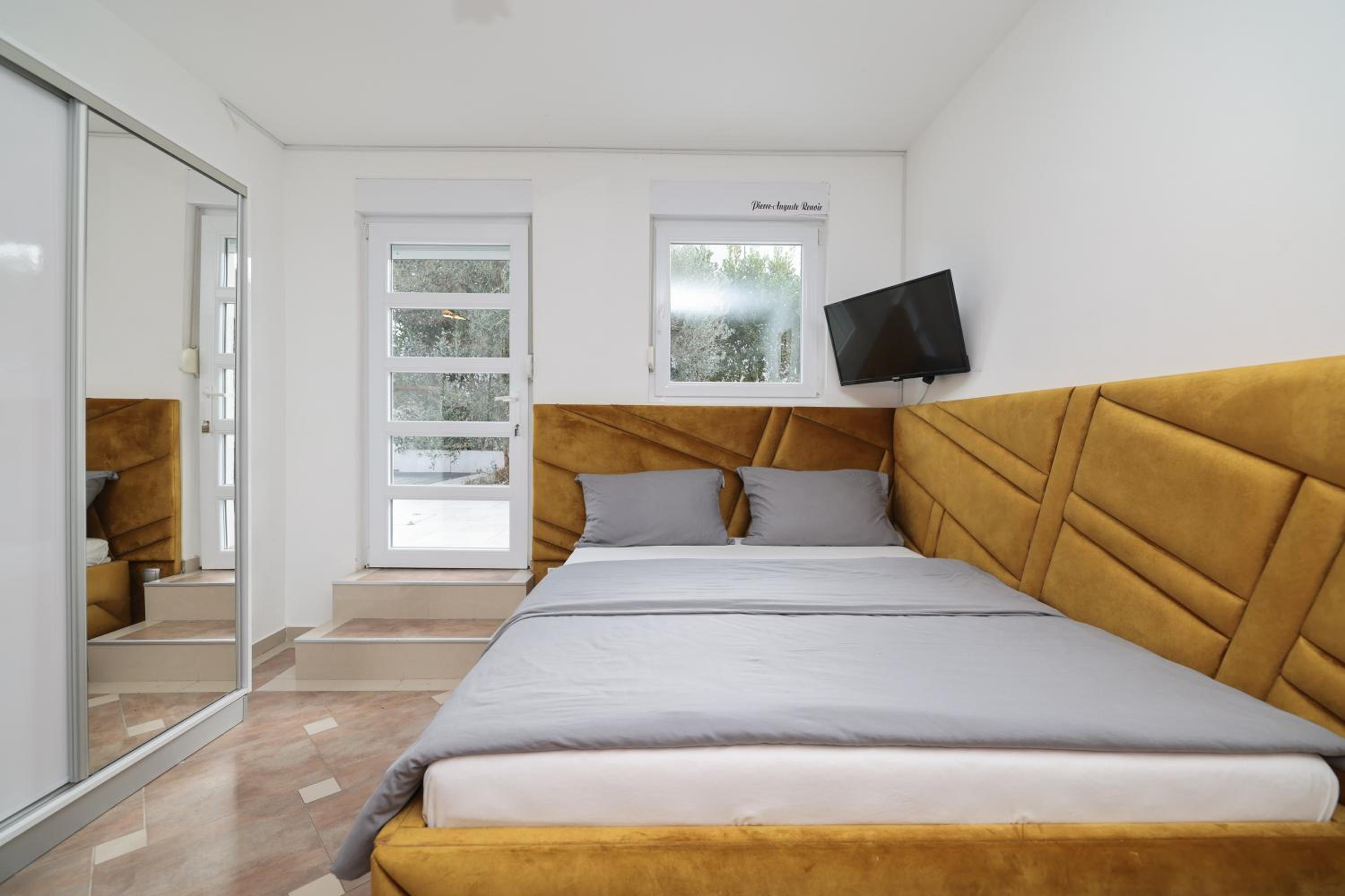 Studio Apartment photo 3