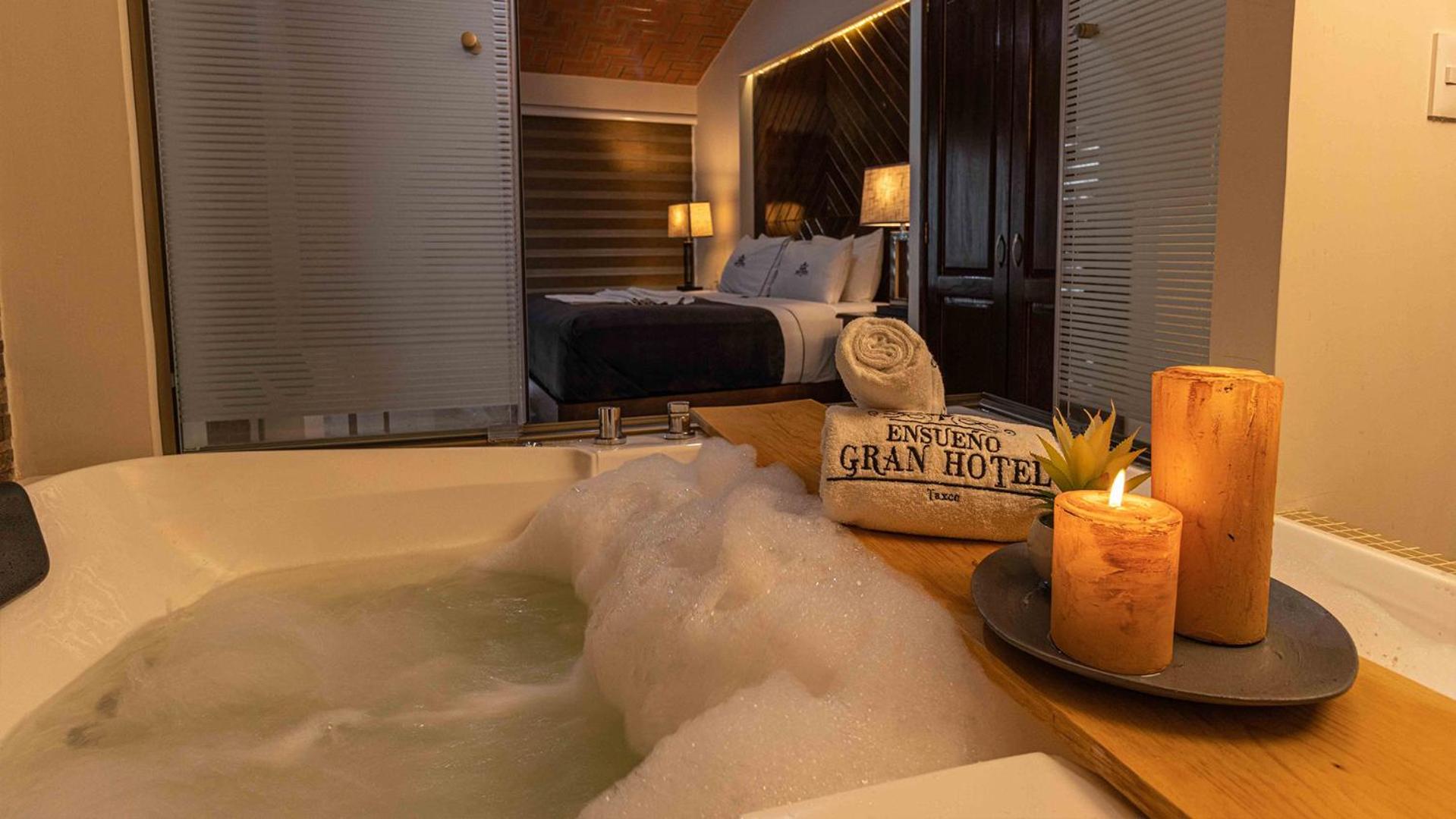 Deluxe Suite With Spa Bath photo 2