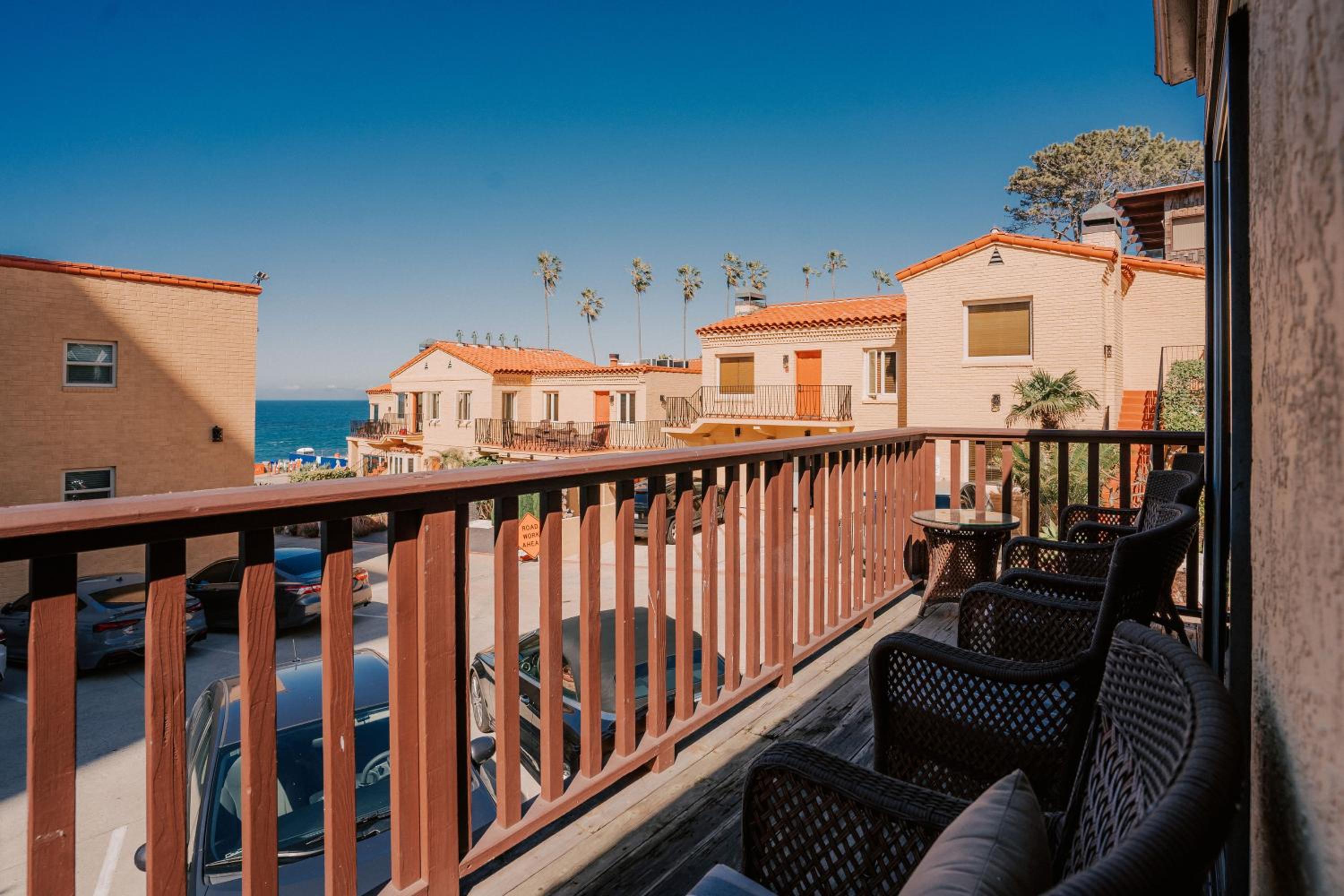 Superior Suite with Sea View - Photo 17