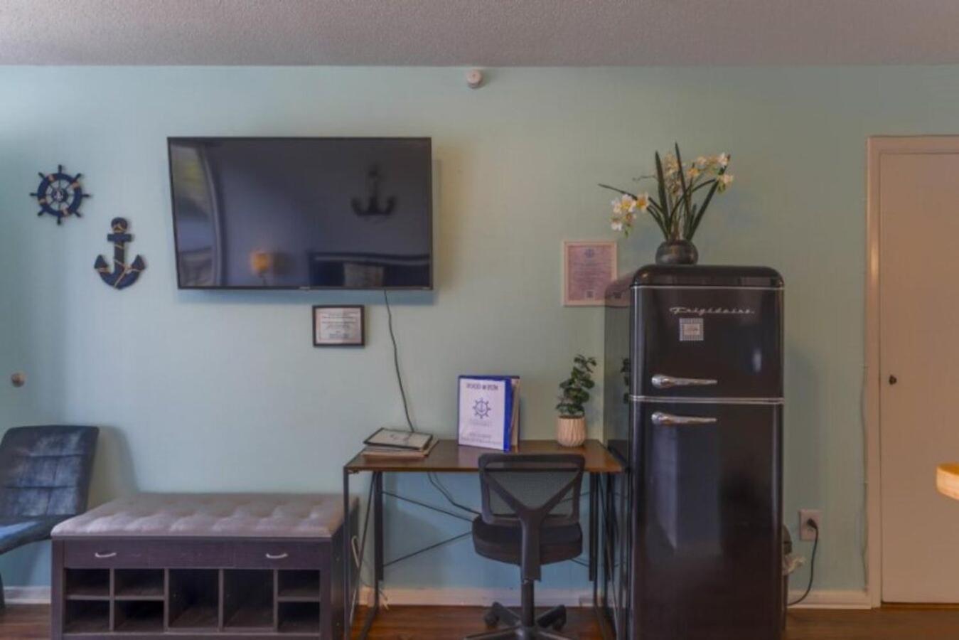 Family Room with Lake View - Photo 18
