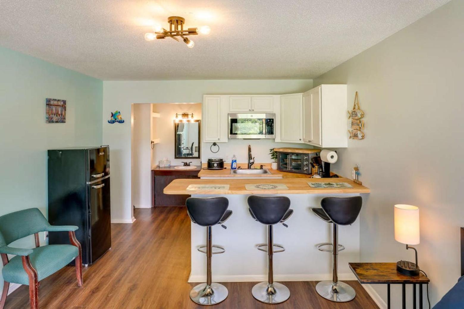 Family Room with Lake View - Photo 4